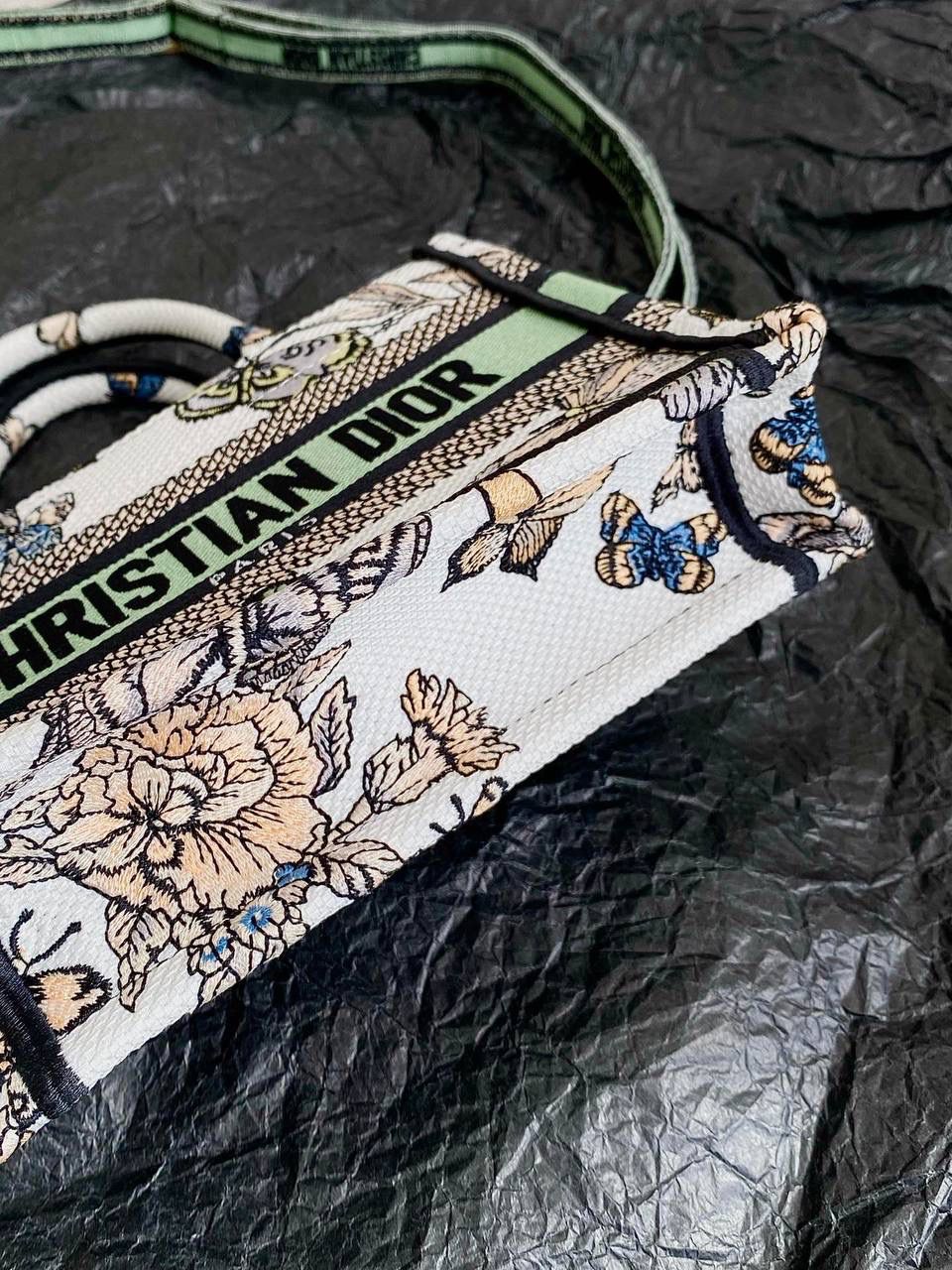 🈶绿色蝴蝶迷你 𝗖𝗗 𝗕𝗼𝗼𝗸 𝗧𝗼𝘁𝗲 24圣诞限定🎄 圣诞季这一波𝗗𝗜𝗢𝗥真的稳赢 浪漫的蝴蝶刺绣 象征着自由和转变 高级的配色 精致的造型与细节设计，无不透露出一种温柔而魔法般的美感🎀 呜呜真的太好看了，姐妹们必冲！ 21.5×13×7.5cm