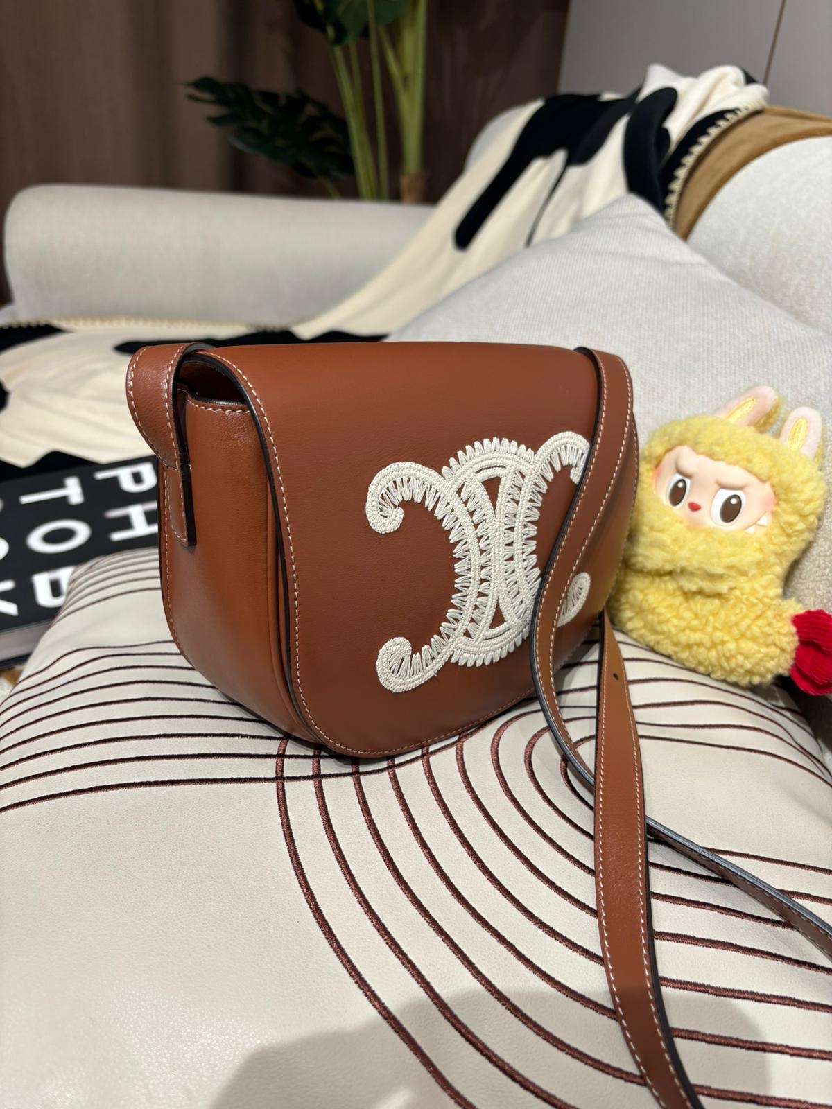 Celine Folco Cuir Triomphe 刺繡凱旋門logo 光滑牛皮革馬鞍包100%Authentic,98%new ✅dust bag ✅booklet   