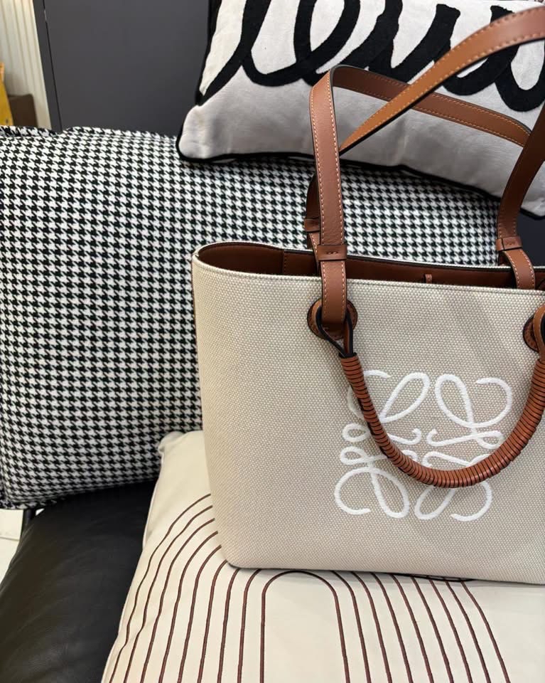 Loewe anagram tote bag  100%Authentic ,98%new✅塵袋