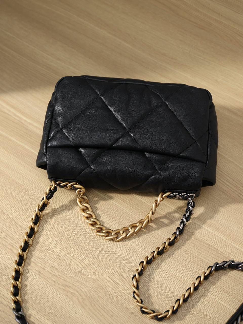 chanel 19 bag 经典黑色👜❤️‍🩹 独家渠道货 方框 原厂正品皮 小羊皮系列 以诞生年份2019命名的小香19手袋 每针每线都是符合正品工艺 尺寸：16 x 26 x 9cm
