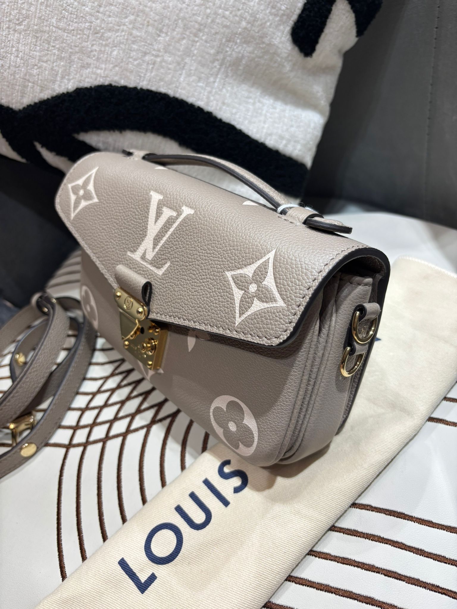 Lv Metis east west Calfskin 100%Authentic,98%new ✅dust bag  