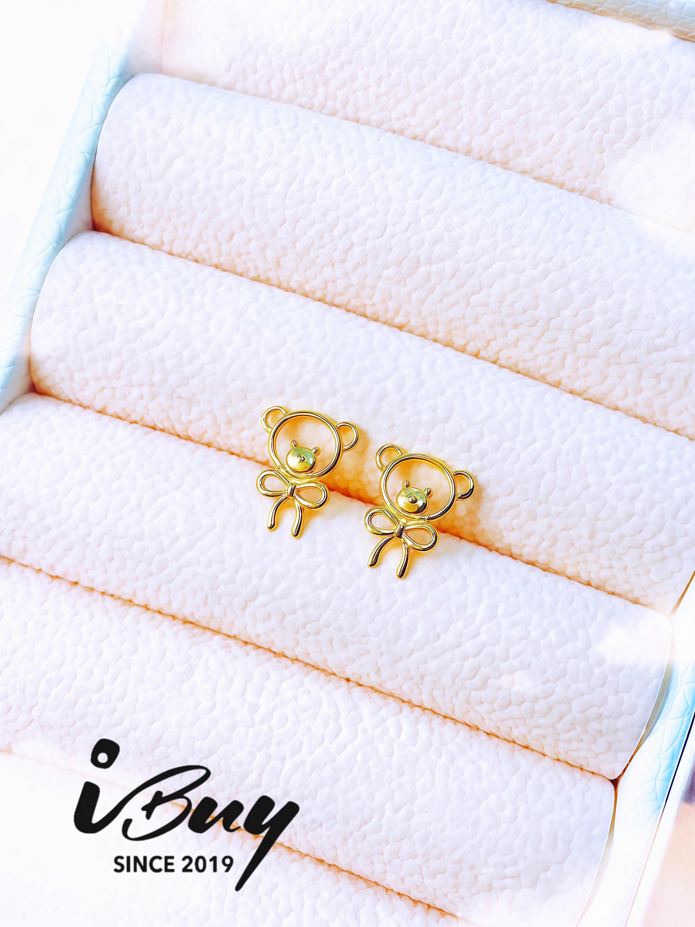 916 GOLD RIBBON BEAR EARRING 916 金 蝴蝶结小熊耳针