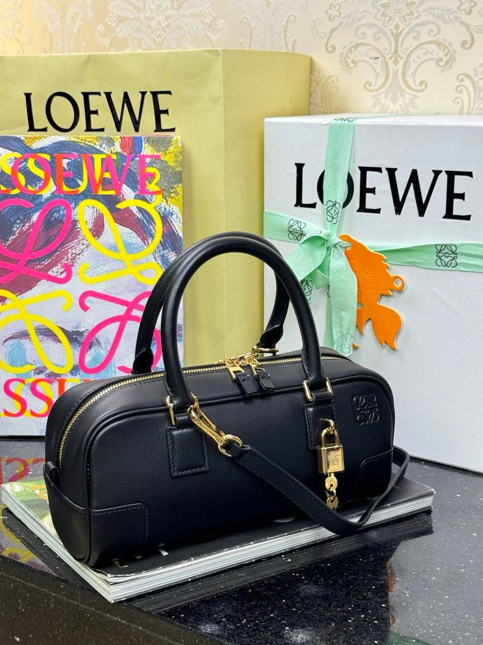 🎈𝗔𝗺𝗮𝘇𝗼𝗻𝗮 23 𝗖𝗿𝗼𝗽𝗽𝗲𝗱保龄球包 ——【杨幂同款‼️独家新品】 尺寸：𝟮𝟯-𝟏𝟏-𝟏𝟎𝗰𝗺 编码：012404 【配全套礼盒】 ❤️采用超柔纳帕小牛皮•延续标志性𝘈𝘮𝘢𝘻𝘰𝘯𝘢标识搭配小挂锁🔒作为新图标•重塑为修长法棍比例。 ❤️外部双拉链设计•搭配可调节可拆卸的长肩带•多样化背法😎容量大•小巧包型为当下时尚之追求。