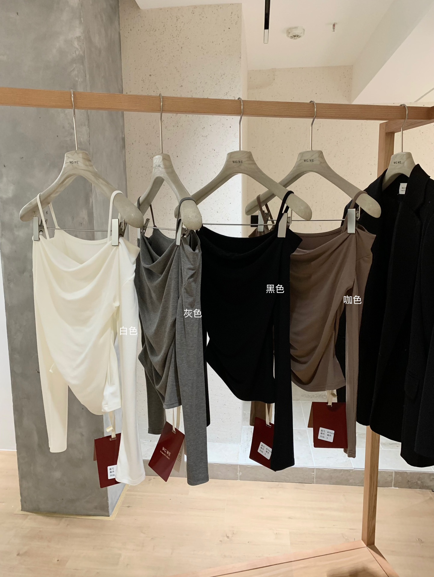 4358 慵懒风一字肩上衣