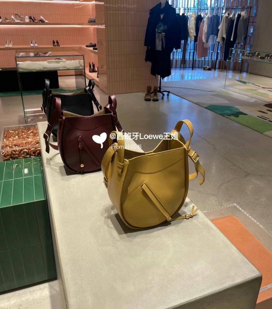 🎈新款吊床𝗛𝗮𝗺𝗺𝗼𝗰𝗸 𝗦𝗹𝗶𝗰𝗲 ——【酒红色到货‼️】 尺寸：𝟮𝟭-𝟮𝟱-𝟭𝟬𝗰𝗺 编码：652407 吊床𝗛𝗮𝗺𝗺𝗼𝗰𝗸家族迎来新成员—𝗛𝗮𝗺𝗺𝗼𝗰𝗸 𝗦𝗹𝗶𝗰𝗲，新作采用细腻柔软的亮面小牛皮制作而成，重新以纤巧比例焕新演变成新造型。搭配可拆卸可调节长肩带，灵活实现多功能背法及百变风格。