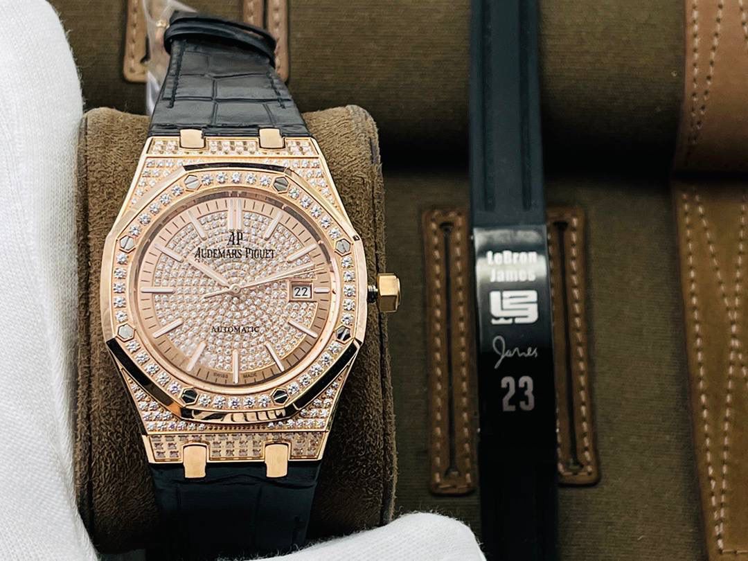 市场V4最高版本 爱.彼皇家橡树15400满天星系列腕表！ 1⃣️搭载进口9015机芯机械改装Cal.3120机芯，走时精准！ 2⃣️直径41MM！厚度9.8MM！ 3⃣️全表采用高亮度钻镶嵌，技艺精湛，不掉钻！ 4⃣️采用圈口可拆卸结构，市场大部分版本圈口不能拆卸！ 5⃣️316L全钢精磨工艺，质感更好！ 6⃣️全钻表盘，搭载高端指针！