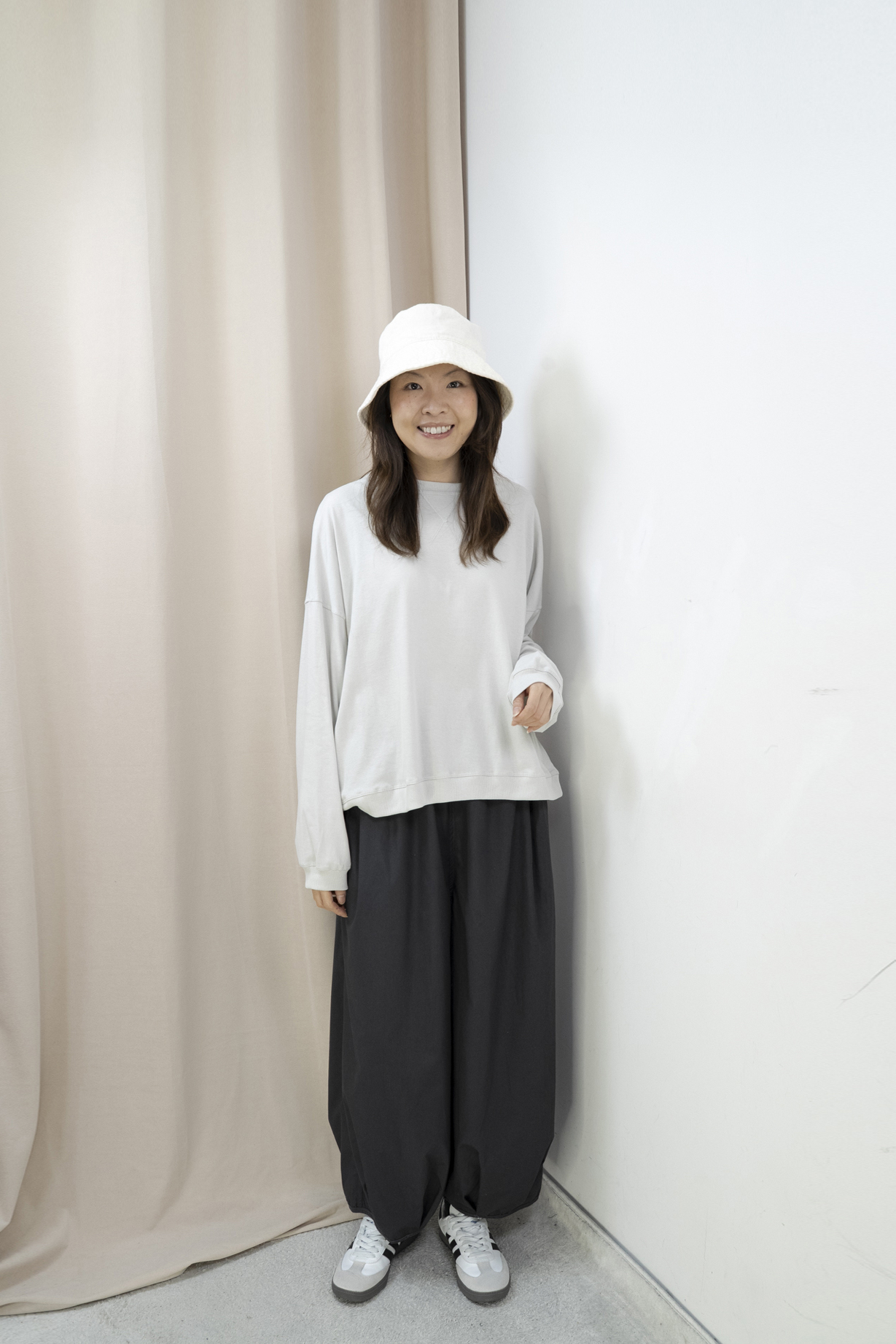 輕軟薄倒三角造型明線上衣（米灰色）