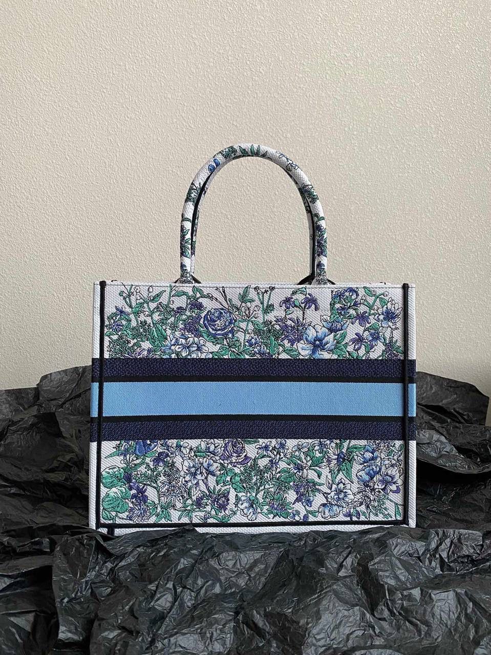 🈶蓝白花卉，中号 𝗖𝗗 𝗕𝗼𝗼𝗸 𝗧𝗼𝘁𝗲 23最新购物袋 白色底，蓝色与紫色映衬的花卉和绿叶 几分漫而梦幻的氛围气息，清新活力 给人一种愉悦，治愈，纯净美好的感觉🥰💕 温柔又自由的蓝，不急不躁的态度很微妙 拨动心弦的花卉世界，一定不要错过！😎 36×27×16cm