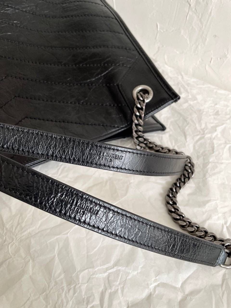 再次回货❗️ ys1 niki购物袋中号油蜡黑🖤 niki的衍生品中最好看的一只 暗黑系的黑色甜心 电脑书本笔记本A4纸都能放 通勤背也很不错，实用且好看 很多tote的口是敞开的 这只有个吸铁扣，安全感满满 真心推荐哟 33×27×11.5cm577999m