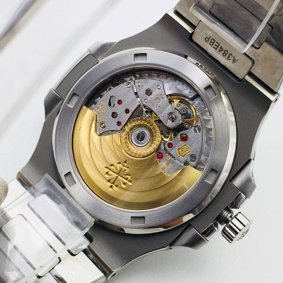 新力作 V4超级升级版 百达.翡丽鹦鹉螺重磅来袭！ 1：第一款真正意义上的超级鹦鹉螺，震撼来袭，全新修正的不锈钢表带，铰链部分根据真正的百达翡丽鹦鹉螺不锈钢表带拆解开发，和正品一致的贴合效果！ 2：逆袭之前所有副本，铰链开合角度和正品一致，锁毕声音和正品相同！ 3：重点指出此次V4版的面盘在采用与真品一致的覆荧光涂层金质立体时标，特别突出的“蓝魅”面无限接近原版！ 4：机芯方面是全新订制的修正版的一体芯Cal.324机芯，是目前唯一做到机芯的钢印与正品一样的雕刻工艺。