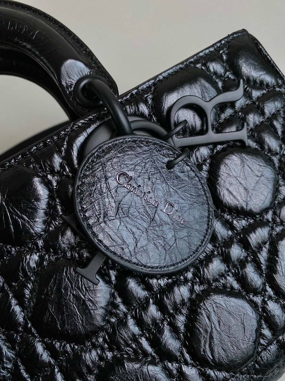 油蜡黑中号🖤 𝗗𝗶𝗼𝗿 𝗗-𝗝𝗼𝘆 𝗯𝗮𝗴24春夏，新色 时尚果然就是轮回，回归了一把中古戴妃 长方包形，短链条➕细长肩带直接封神！！ 复古时髦感超强，真是什么场合都可以把住🔥 绝对是lady中的天花板了，强势出圈啦姐妹们‼️ 26 x 13.5 x 5cm