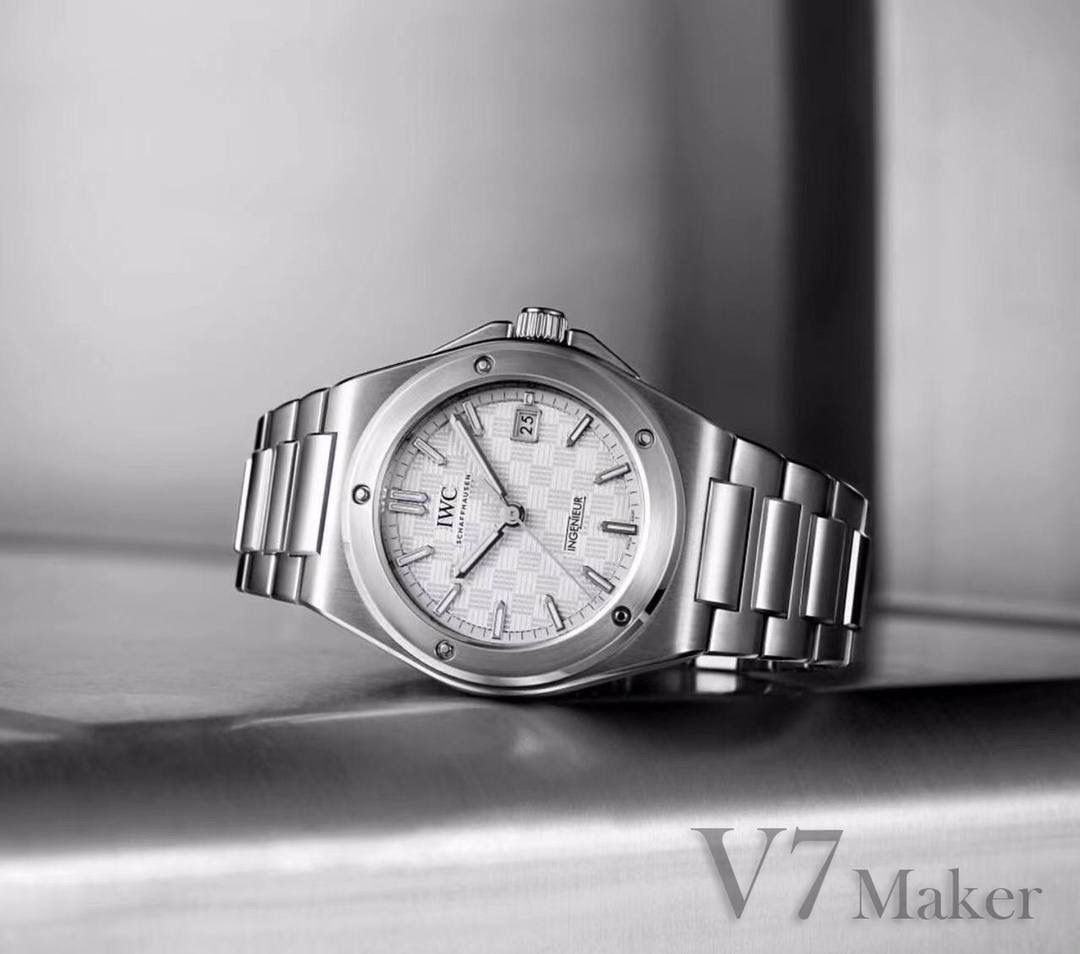新作最特别之处在于表盘再现原版 Ingenieur SL 使用的「网格」饰纹，制作时需要在铁质表盘底座上冲压形成凹雕纹路，再经过镀锌处理。该图案由相互垂直的细线组成，压印于软铁坯件后再经电镀工艺处理。该图案覆盖整个表盘内部区域，而环绕分钟刻度的表盘外部区域仍然保持光滑。IWC标识的比例及其在表盘上的位置经过精心调整，可以确保它与“网格”图案严密对齐。涂覆夜光材料的时标确保在夜间依然清晰易读 表盘采用大三针布局，时标和秒针同样回归了70年代的造型，3点为日历窗，6点则是「INGENIEUR」标志。