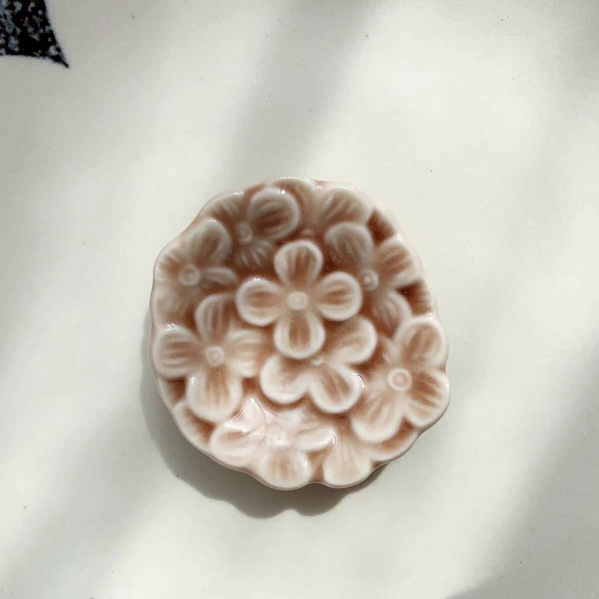 日本釉下彩花朵浮雕筷子架