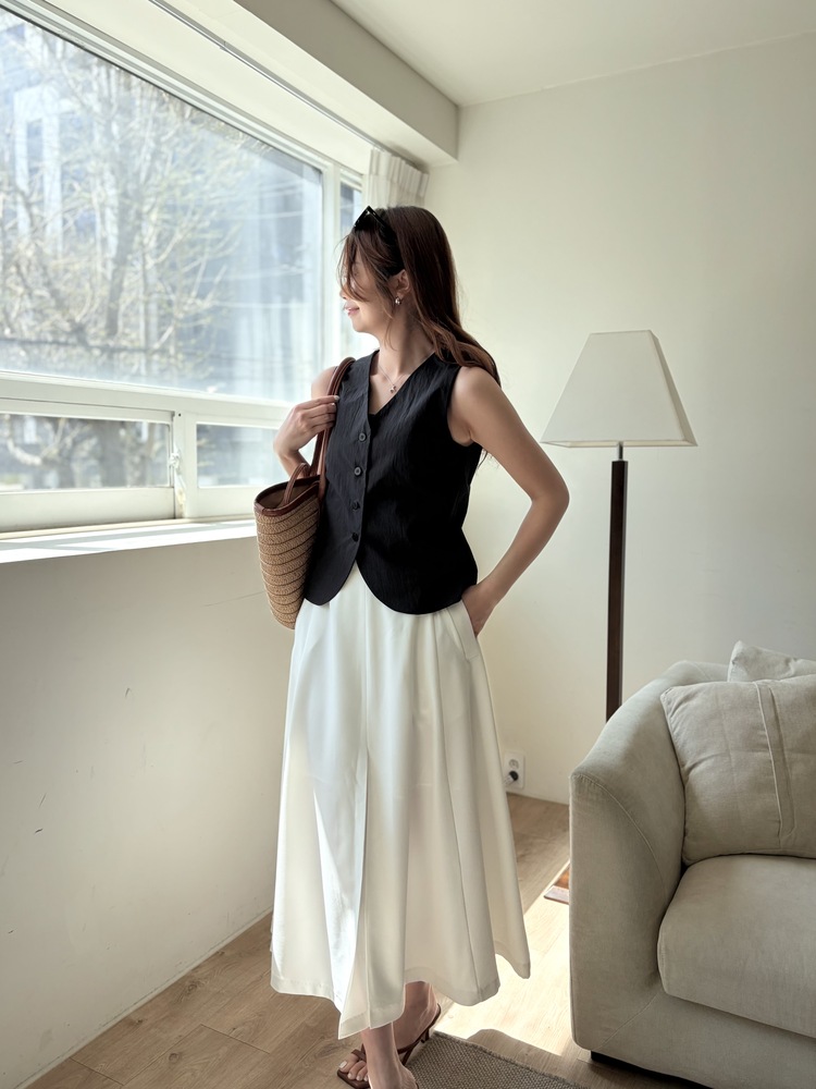 Minimal Buttoned Vest (Black)