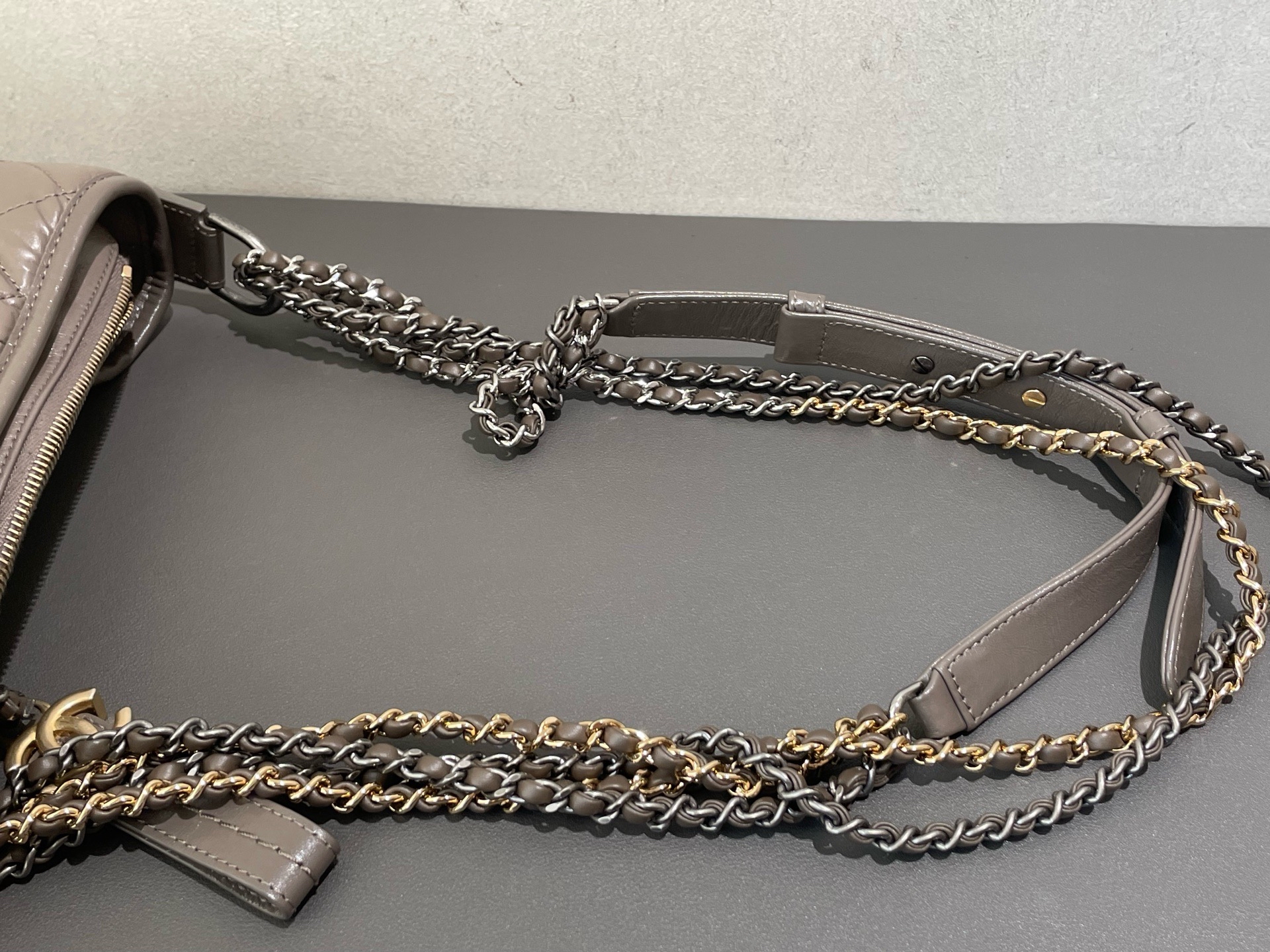 【預訂貨品】CHANEL 大象灰流浪包