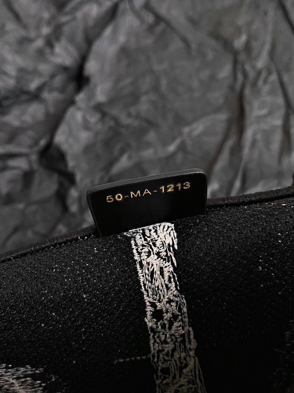 🈶黑色中号 𝗖𝗗 𝗕𝗼𝗼𝗸 𝗧𝗼𝘁𝗲 24夏季"巴黎铁搭" 说实话，近年来花卉系列有点看乏看腻的 请你们一定看看这一只，新的炙热款！！🔥😍 本季主打的Dior与埃菲尔铁搭的浪漫邂逅，惊艳了全网 真真实实绣在整个包上，砖柜超级难抢的！ 黑白色调干净利落，复古又神秘的法式浪漫🖤 那种高定视觉，沦陷了！沦陷了！ 行走的巴黎街头很是时髦，我先冲了！ 36×27×16cm