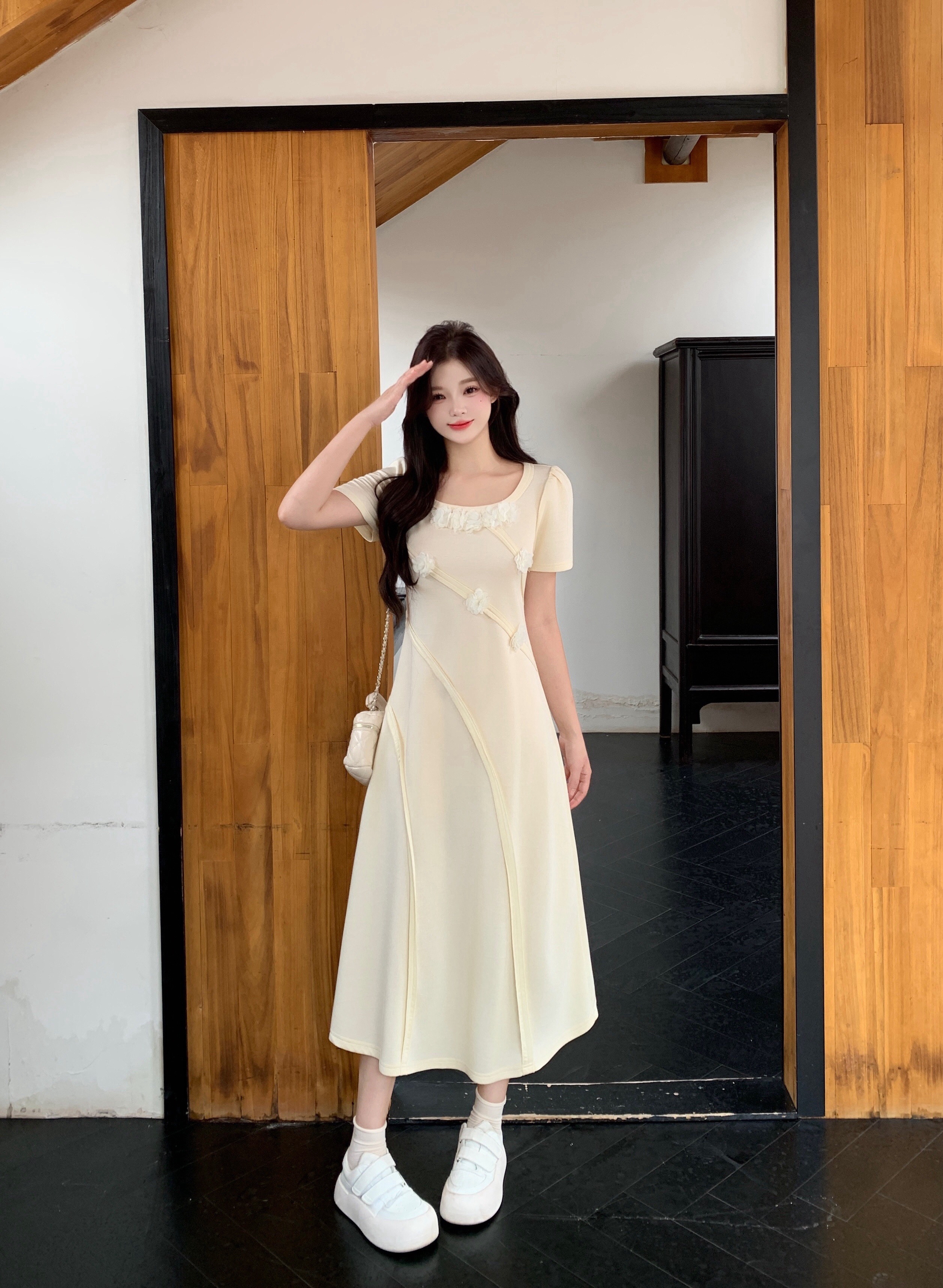 B33(64980) 法式气质立体花朵斜暗纹显瘦黑杏连身裙