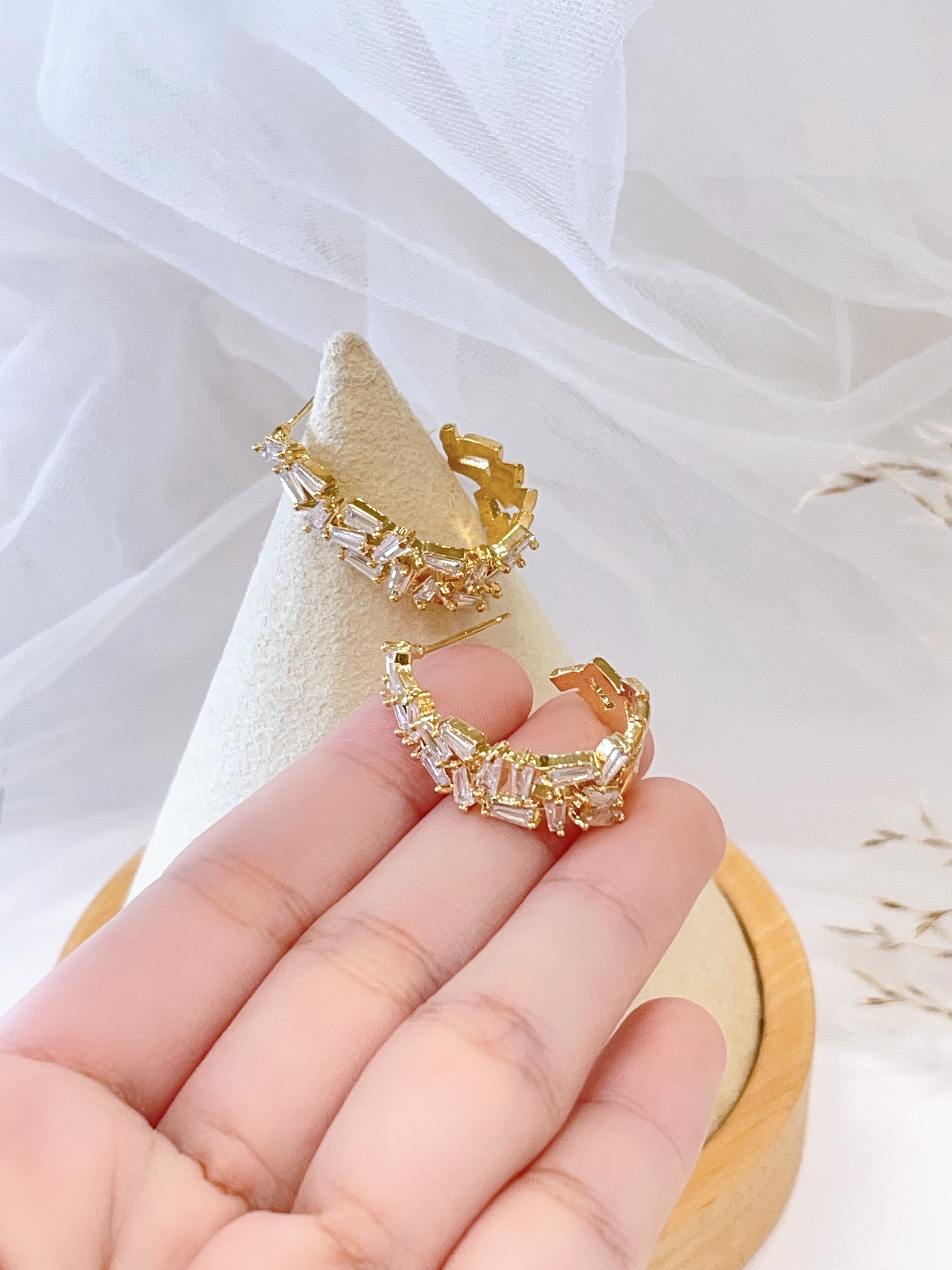 高级感金色不规则锆石设计C字耳环