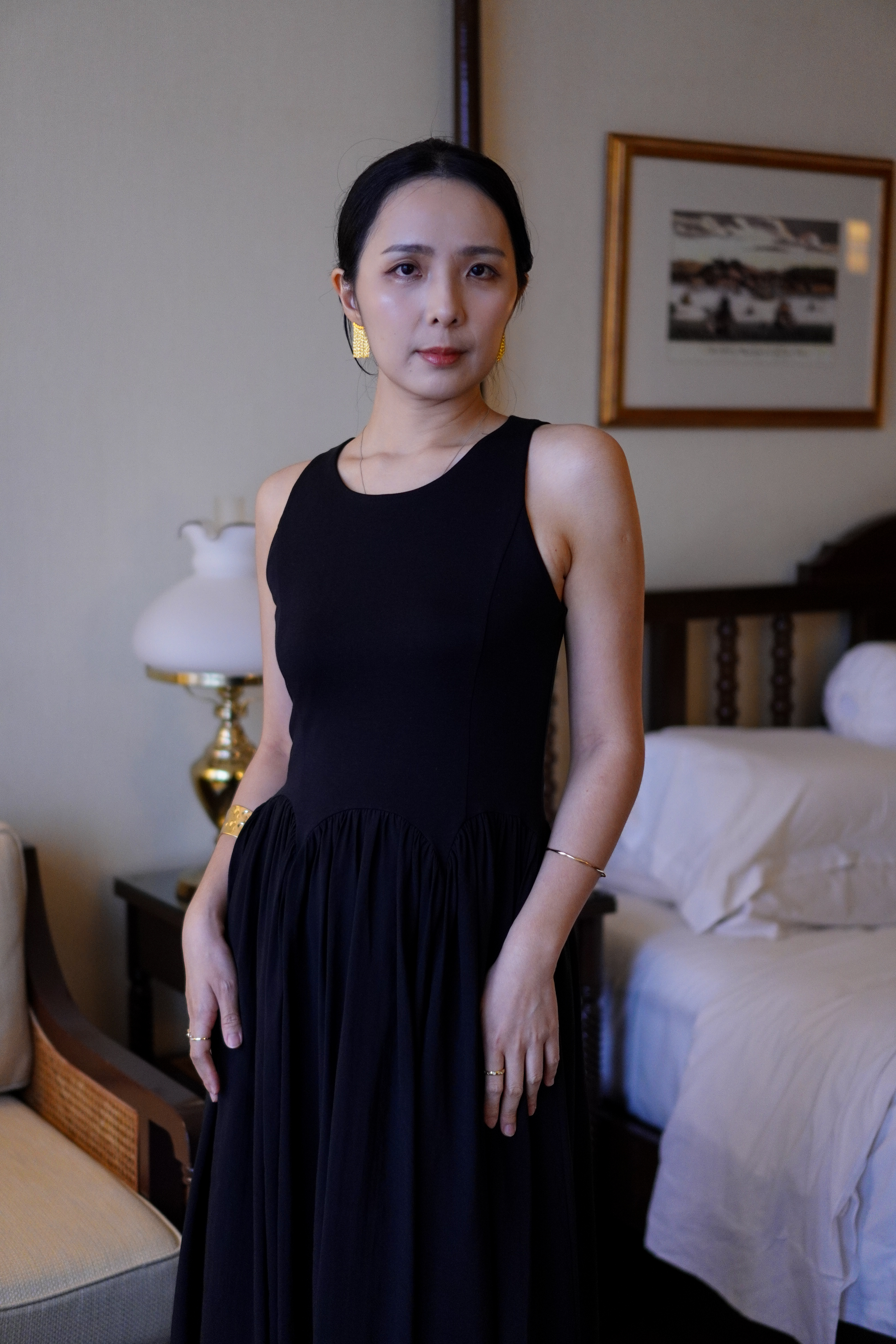 黑色弧线褶影连衣裙