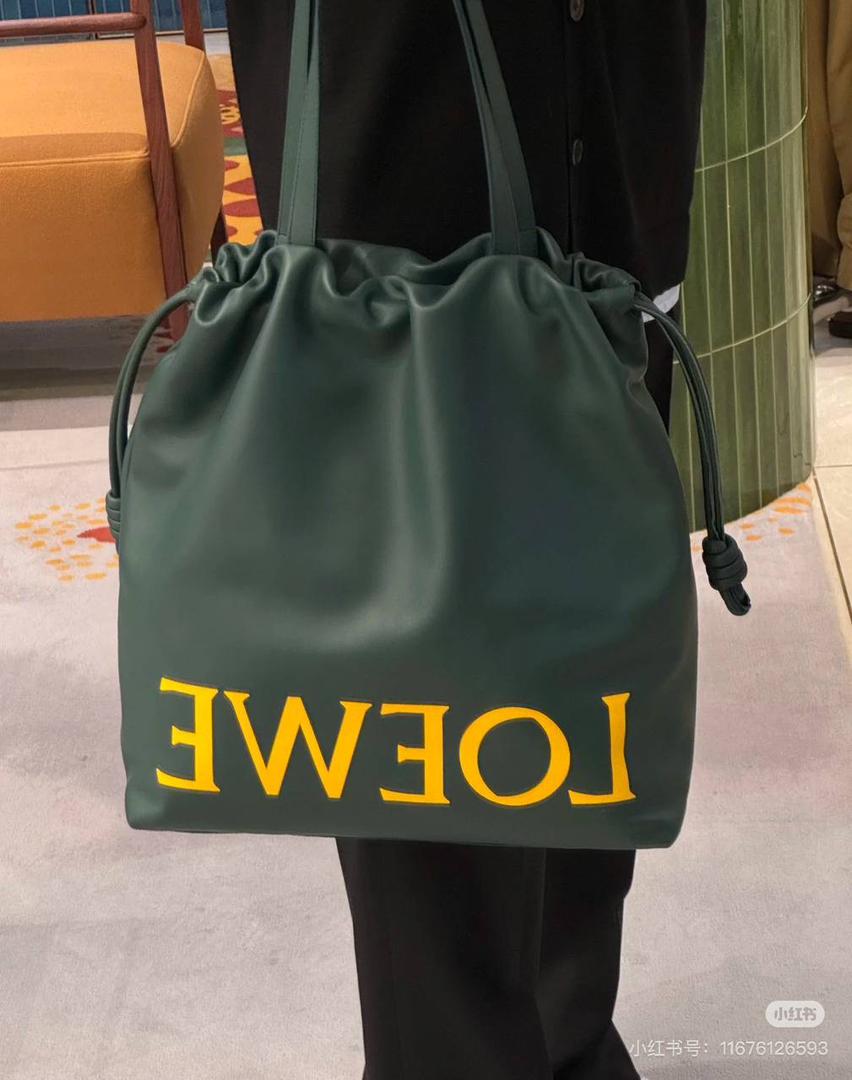 🎈全新福袋𝗙𝗹𝗮𝗺𝗲𝗻𝗰𝗼 𝗧𝗼𝘁𝗲 ——【常青色到货✅】 尺寸：𝟒𝟔-𝟏𝟐.𝟓-𝟒𝟏𝐜𝐦 编码：052026【配防尘袋，没有盒子】 ❤️以经典Flamenco系列手袋👜为基础，新款Flamenco Tote手袋采用加长廓形，正面饰品牌超大对比色𝐋𝐎𝐄𝐖𝐄标志，外部进口Napa小牛皮，内里绒面设计，整个包手感超级柔软舒服。 ❤️超大容量设计，磁扣开合，1个拉链内袋，可肩背或者手提✌🏻，可放15寸电脑💻，出行通勤必备，无论男女都🉑轻松驾驭。