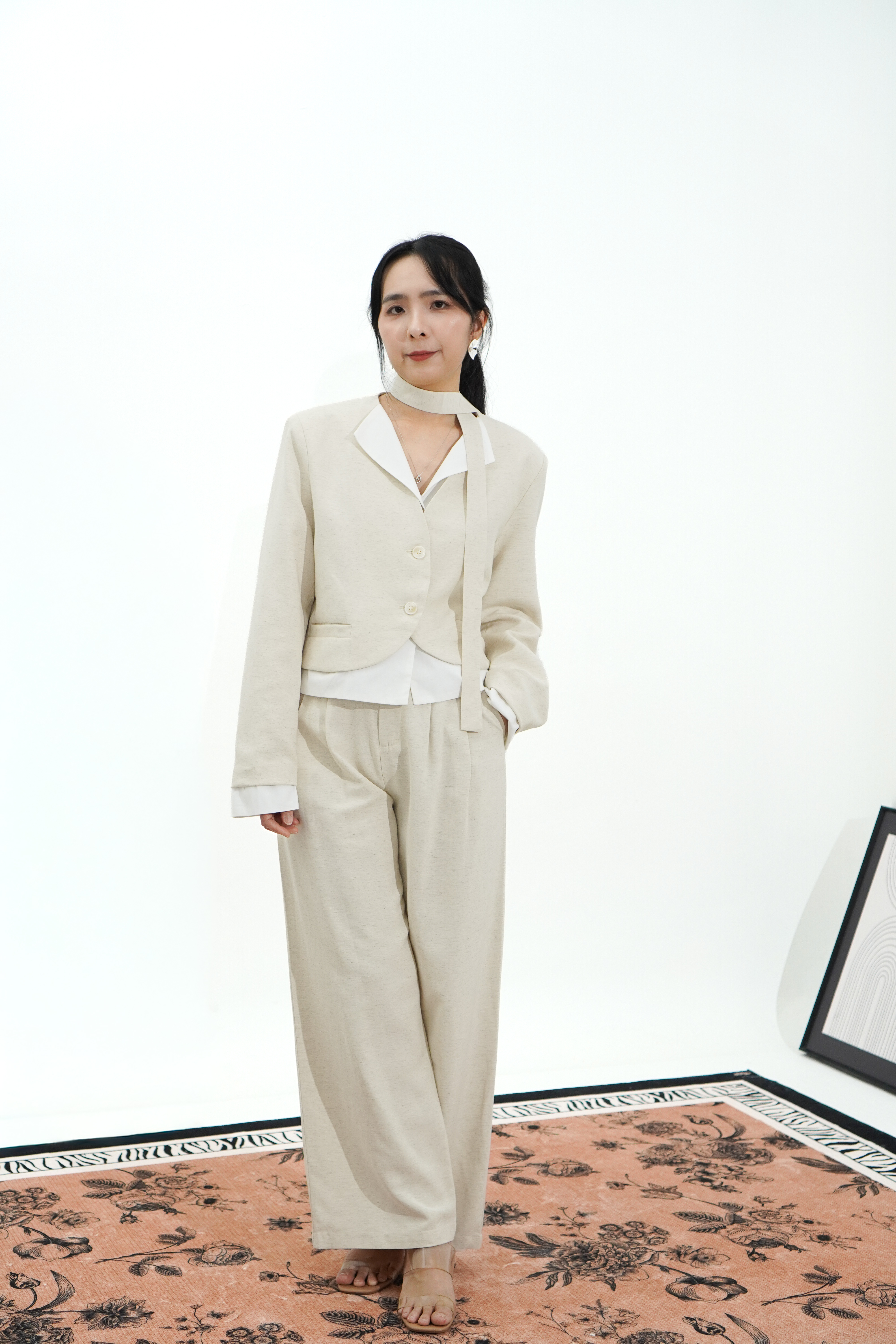 杏色西装外套+长裤套装