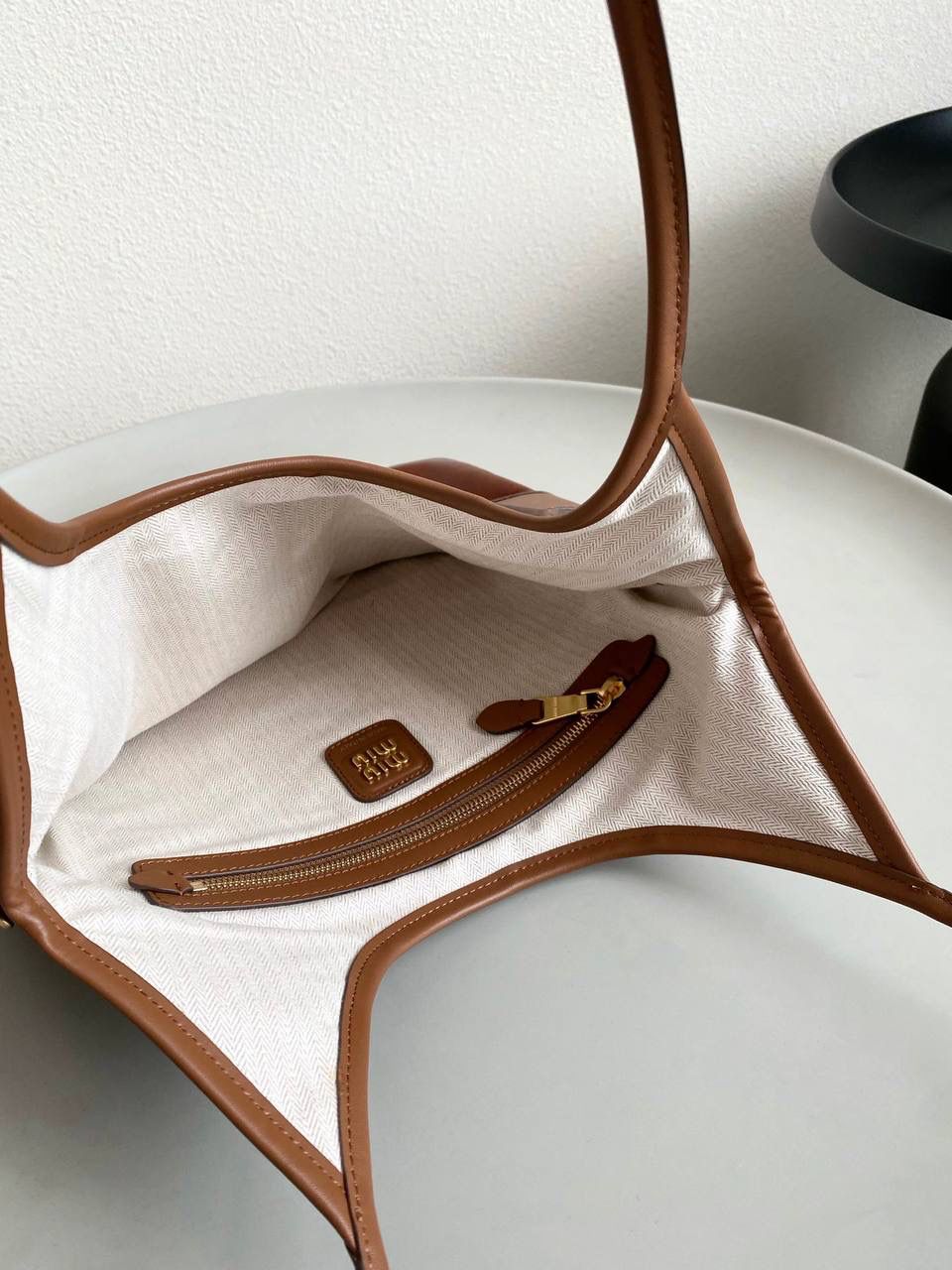 🈶拼接色 𝗠𝗶𝘂𝗠𝗶𝘂托特，大爆款 这只大火啊！超有腔调的一款 简约精致的设计真的好耐看 不同色系拼接有点流浪感又透着高级 色彩搭配温暖而富有层次 把美拉德复古风拿捏的很到位 整体造型非常慵懒惬意，保证了舒适性和实用性的同时还兼顾了美观性 时尚，非它莫属了！ 35×40cm #F0110m