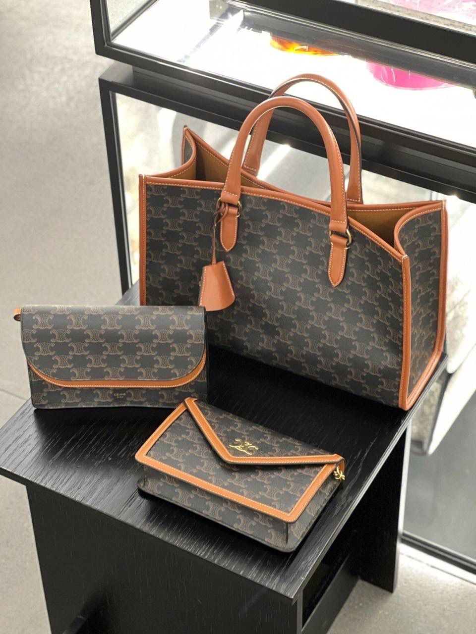 𝑪𝒆𝒍𝒊𝒏𝒆托特出𝒎𝒊𝒏𝒊 𝒔𝒊𝒛𝒆啦！觉得正常尺寸太大的小仙女，现在福利来啦～涂层帆布材质耐水耐磨，经典百搭，容量很大，可以装ipad/A4文件，性价比超高，关键还配肩带可以斜挎～实现解放双手自由🤩