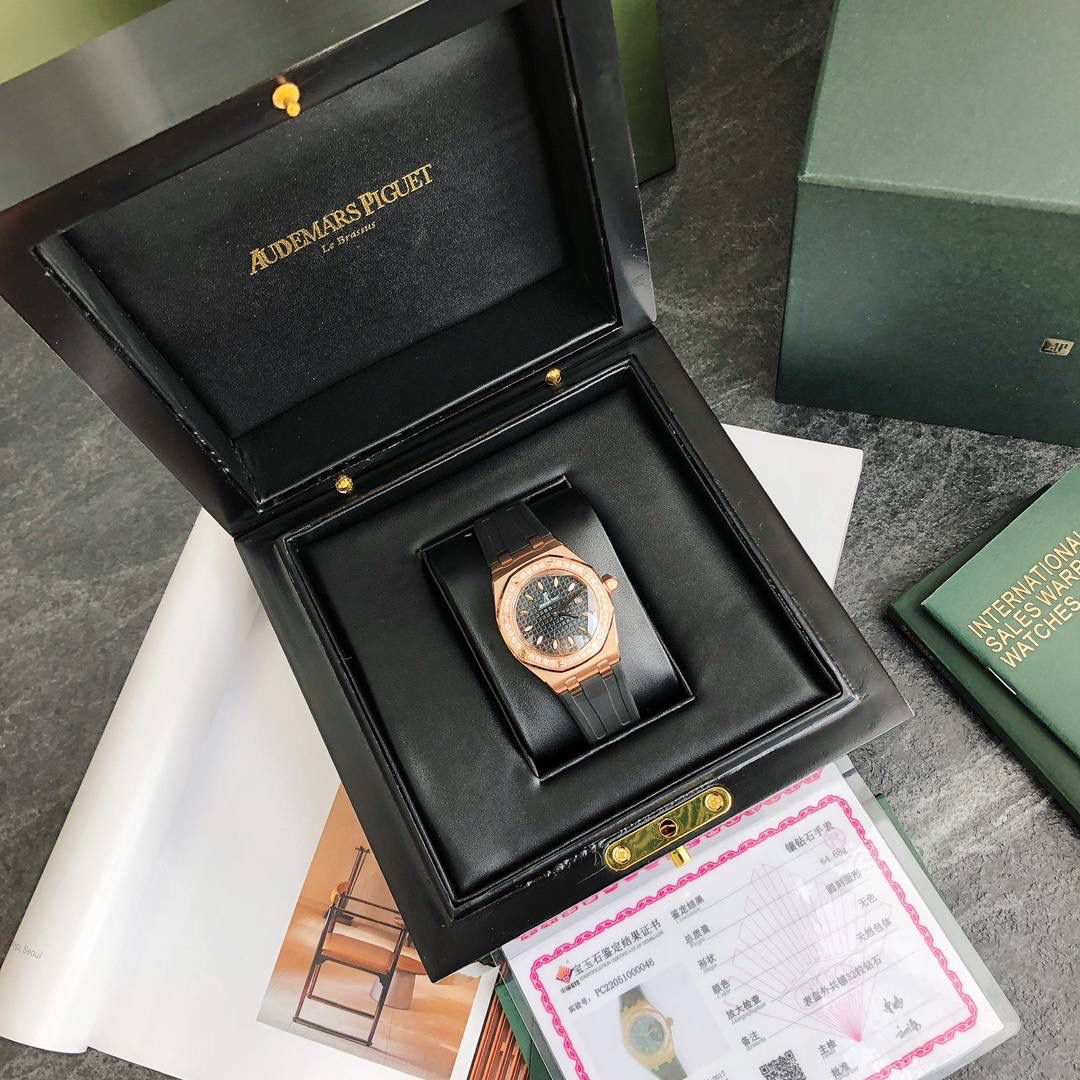 全网女神看过来😍😍这款爱彼女表才是最具有性价比的… 爱彼皇家橡树系列型号67601石英腕表，皇家橡树系列独有的八角形外观还拥有爱彼独特的设计风格也将女士优雅风格融入其中，深受女明星们的爱戴，即使只有33毫米的小尺寸，也将爱彼独有的纯净美感与刚毅线条展现的淋漓尽致💝💖💘而镶满钻石的表圈也为佩戴的女士增添了更多的柔美。（32颗1.6明亮式切割美钻，总重约0.65克拉）巴蒂镶嵌一枚半透明凸面蓝宝石，搭载瑞士进口石英机芯，拥有实用的日历显示功能，女士们佩戴起来不会显得沉重 ，配专柜最新全套包装发货！这种货一般数量不是很多哦