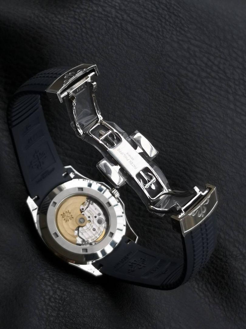 百达翡丽 5168G 配重手雷 1.壳套采用特殊材质CNC原版数据开模，整表重量和正品几乎没有区别，不同于市场普通版本上手轻飘飘，整表120克重 2.机芯选用324/330 一体开模机芯(3k同源机芯) 3.表壳尺寸42mm 厚度8.3mm(跟足原版) 4.所用配件，字面，针，胶带严格参照原版颜色开模定制，精益求精 5.表壳不锈钢 内部加重 承诺所有本厂出的配重表款绝不掉皮，掉皮无理由更换全新 6.表扣 表壳全部冲压贵金属logo 非腐蚀激光垃圾工艺！