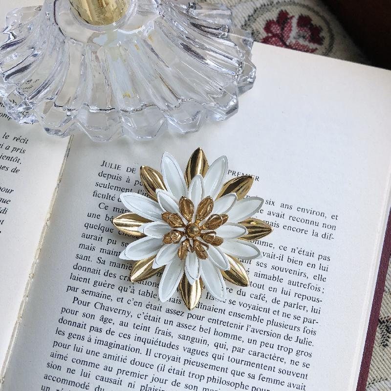 C.a. 1966 Sarah Coventry "Water Lily" Made in Canada Golden and White 3D Floral Brooch (MT1817)