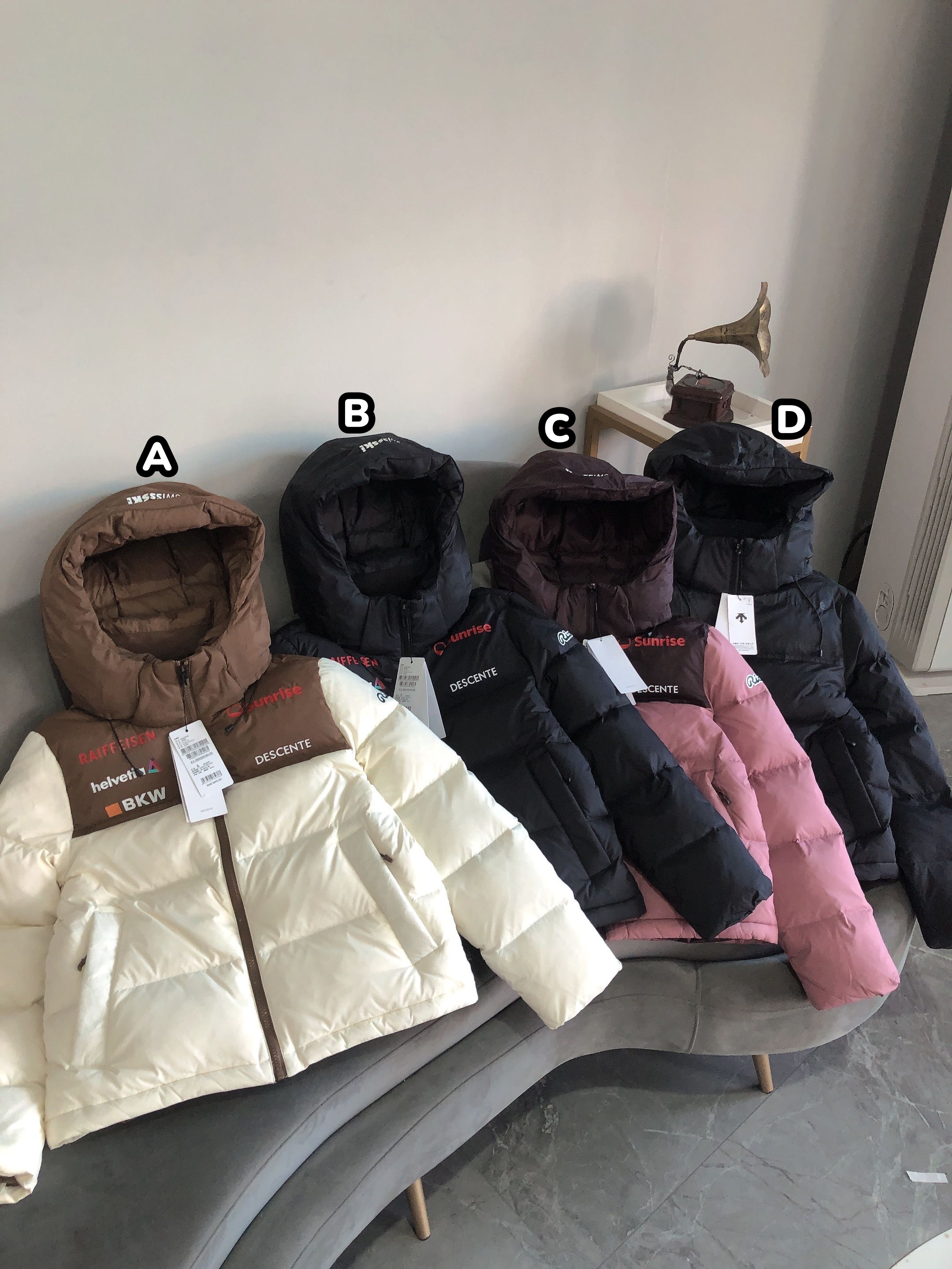 DESCENTE 瑞士國家隊合作款拼色連帽羽絨福