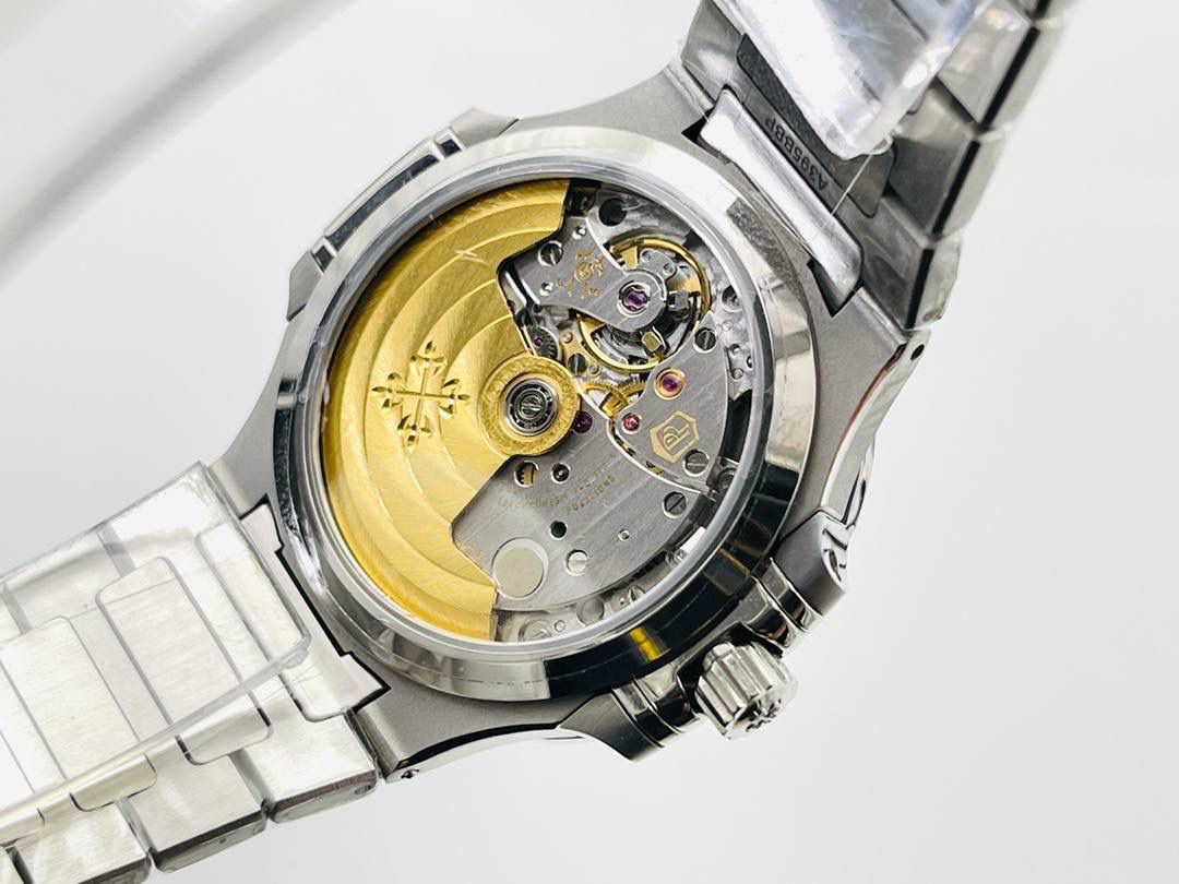 百达翡丽鹦鹉螺女款腕表PP7118强势来袭！ “324”机芯最高版本““到货”” 唯一媲美正品的副本！ 正品完美互换真正Cal.324C一体29钻机芯！ 全新订制版百达翡丽专Cal.324SC自动上链机芯。史无前例厚度和正品一致完全实现。整机根据真正的Cal.324SC机芯设计-1:1尊重原厂设计，傲视市面上一切副本百达翡丽。 机芯尺寸“27.0mm”厚度“3.3mm”动力存储“45小时”数据正品一致！ 腕表尺寸34MM，厚度8.3MM，全网最薄！ “没人能拥有百达翡丽，只不过为下一代保管而已。”