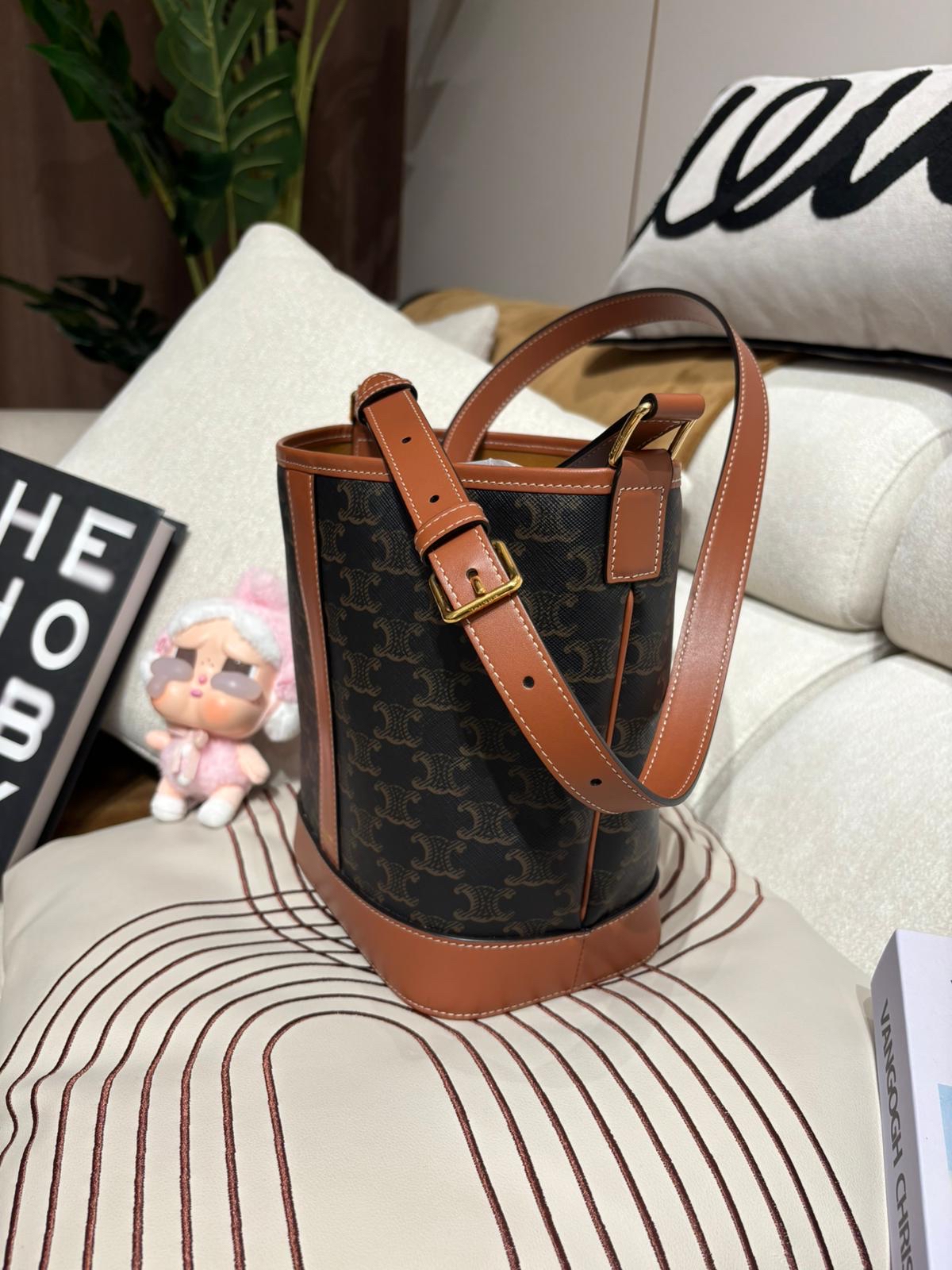 Celine small buckwt bag in triomphe 100%Authentic, 98%New ✅Dust bag