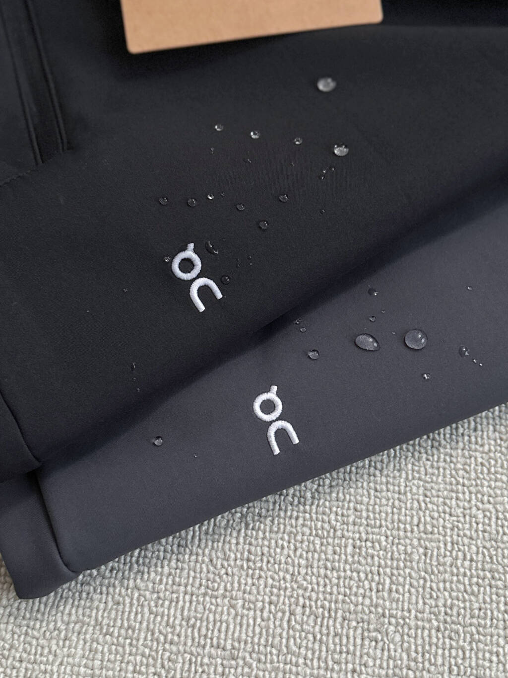 $288條。On 昂跑｜刺繡軟殼加絨長褲加厚防風防水戶外運動軟殼長褲・情侶同款