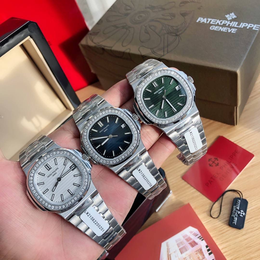 三色🉑选！百达翡丽Nautilus（鹦鹉螺）系列腕表俗称“钢王”，日历部分之前PF的日历窗口是要小于原版的包括日历的字体，而且日历显示个别会出现字体偏右的情况。台湾终极版这次的日历窗口包括字体相比PF要稍微大一些并且字体显示居中，并没有出现日历偏差的问题。这些是字面的升级部分。腕表底盖采用背透设计，机芯搭载的是9015修正版Cal.324机芯，机芯构造更符合原装结构，目前唯一修正了摆轮方向的百达翡丽Cal.324机芯，剔除底层基础机芯摆轮。夹板经过细致打磨处理，日内瓦波纹做工细致，鸡血色宝石更加鲜艳亮丽，走时稳定靠谱。