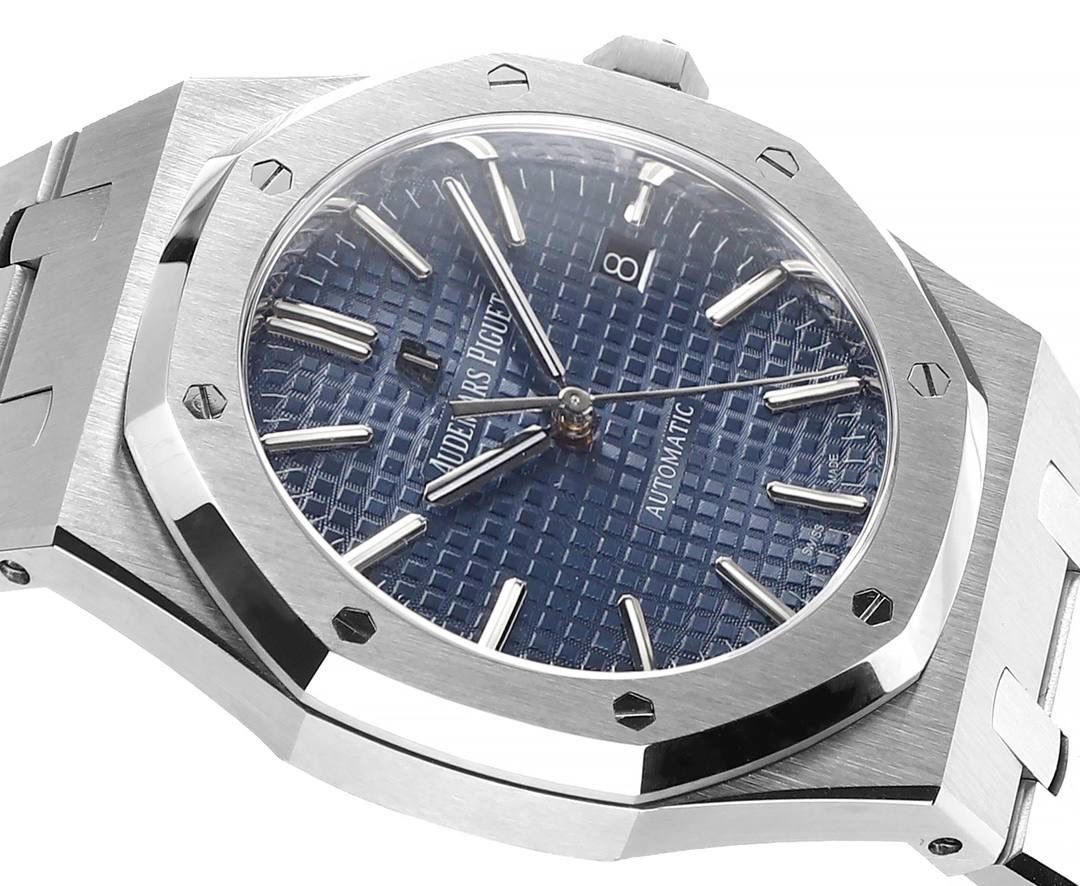 APS一体3120 最强"钢王"壳套特点 1、与原版一致:直径41毫米和厚度 9.8毫米 2、APS版的15400是市面上唯一能与原版各部件互换通用的版本，表壳所有结构位置和装配方式与原版一致 3、表壳表带细腻的拉丝且不会锋利的工艺更突显出APS一直对细节的一丝不苟 4、表带头粒连接表头处与正品一致的活动头粒设计 5、表扣的开关质感与各部位的雕刻工艺均与正品一致 6、APS版的15400兰色字面做工与颜色和正品放在一起几乎毫无色差 7、机芯方面完美复制原装3120机芯，真正的无卡度一体机芯，不再是9015加甲板