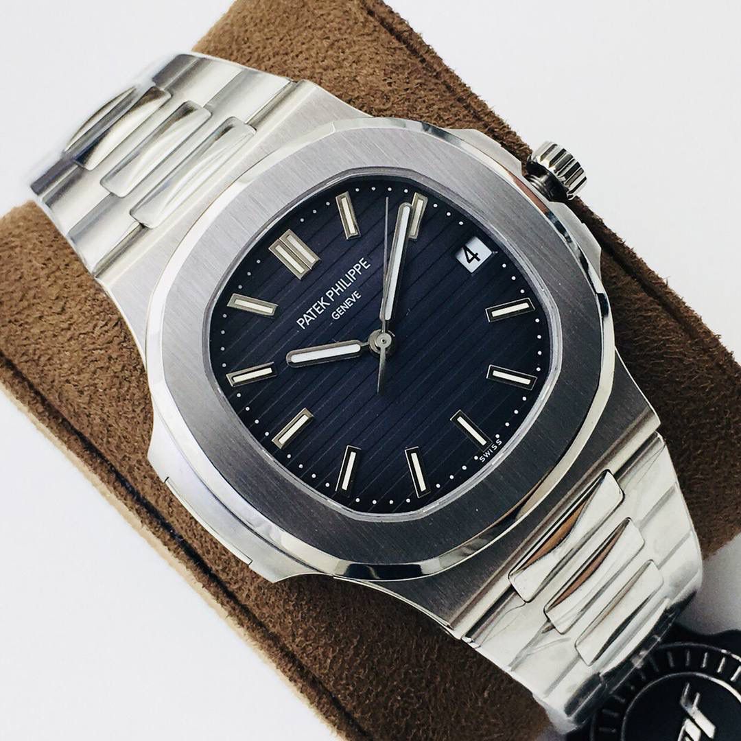 新力作 V4超级升级版 百达.翡丽鹦鹉螺重磅来袭！ 1：第一款真正意义上的超级鹦鹉螺，震撼来袭，全新修正的不锈钢表带，铰链部分根据真正的百达翡丽鹦鹉螺不锈钢表带拆解开发，和正品一致的贴合效果！ 2：逆袭之前所有副本，铰链开合角度和正品一致，锁毕声音和正品相同！ 3：重点指出此次V4版的面盘在采用与真品一致的覆荧光涂层金质立体时标，特别突出的“蓝魅”面无限接近原版！ 4：机芯方面是全新订制的修正版的一体芯Cal.324机芯，是目前唯一做到机芯的钢印与正品一样的雕刻工艺。