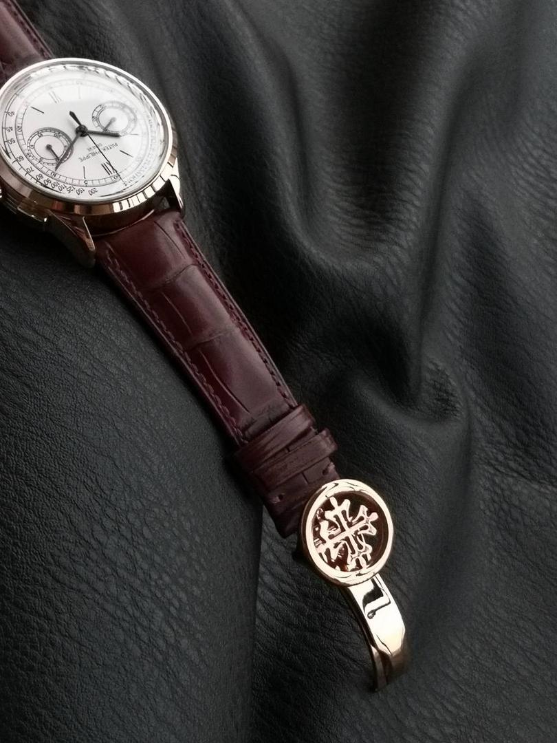 百达翡丽复杂功能时计5170G多功能腕表，堪称腕表精品当中的精品！😍✨🔥 腕表直径为42毫米，作为一款男士腕表，它的表盘大小适中。为我们奉上对称的美感，整个表盘的布局大方得体，包括了如此之多的功能的同时，又不会让人觉得繁杂。 机芯采用了7750机芯完美还原正品诸多功能，提供了强大的时间衡量功能。意大利牛皮表带，专属的灯笼扣，任何季节，任何场所，任何职业人均适合佩戴，让手腕佩戴得更舒适，让气质绽放。此款腕表具有30米防水功能，满足大众日常生活，休闲度假必备腕表。 百达翡丽5170G可以说是腕表中的精品，功能方面的巧妙构思，外观上的合理布局，以及优越的机芯性能，无一不体现出百达翡丽的独特设计，一件经典的艺术品，一件完美的收藏品。