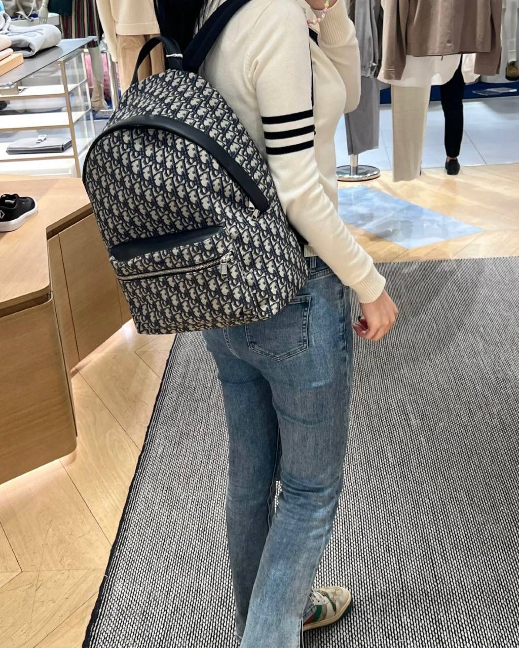 🈶老花蓝，大号（最新版本） 𝗗𝗜𝗢𝗥 𝗢𝗯𝗹𝗶𝗾𝘂𝗲 老花双肩包 热度依旧不减的经典款，几乎人手一只 自重非常轻盈，是你旅途中的最佳伴侣 小号：29×12×32cm #6613m 大号：30×15×42cm #6611m