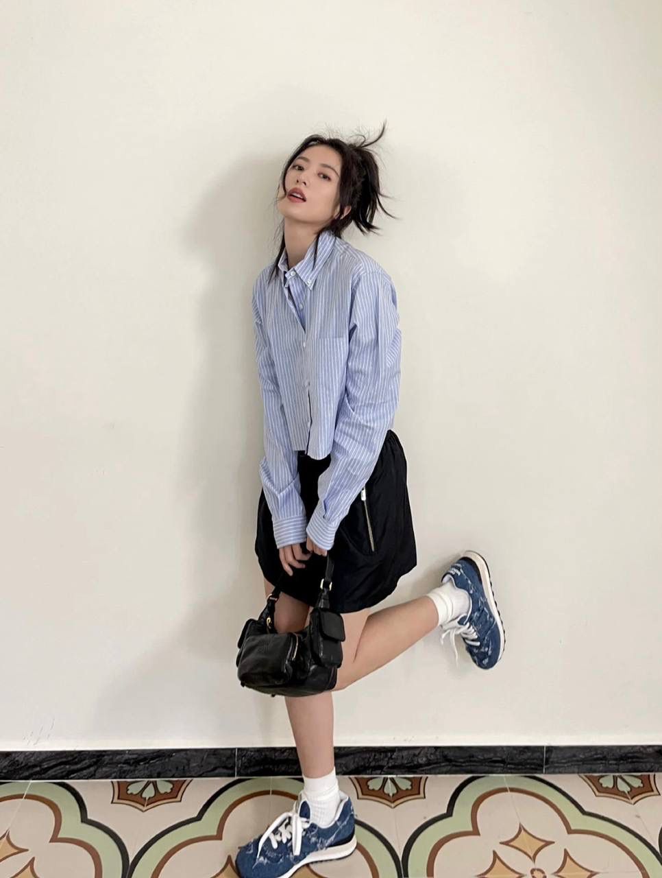 🈶黑色 𝗠𝗶𝘂𝗠𝗶𝘂机车口袋腋下包 不会还不知道吧？火出天际了姐妹们 难买程度不亚于保值系列，夸大了说哈哈 甜中带酷的叛逆街头感，一改往日的嗲味 上身辣妹机车风太帅了！飒倒一大片 小羊皮质感细腻柔软，但包型很立挺 多个口袋大小不一，就像分纳区 即有装饰元素又实用的宝藏单品啊 个性不羁真的很爱，请焊在身上好吗？！ 21×12×6cm，#F0005m