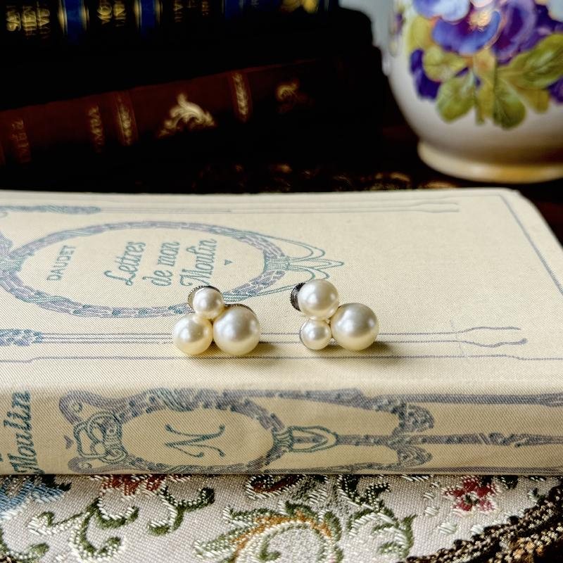 Vintage c.a. 1950s Cluster Faux Pearl Screwback Earrings (MT2070）