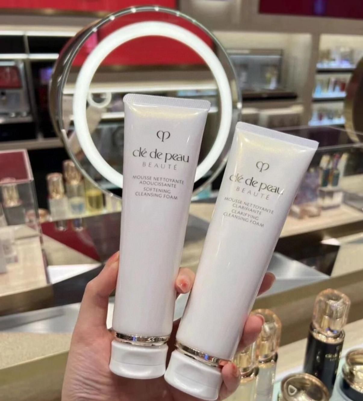 🧡CPB洗面滋潤潔面 （duty free 版） (日本本土版） 🧡CPB洗面清爽潔面 CDP洗面奶 能快速豐富地起泡沫💎泡沫密度高，而且超級細膩，徹底清除剩餘化妝、污垢和表面油脂，連毛孔和肌膚紋理都受到清潔💕長期使用可改善膚質！