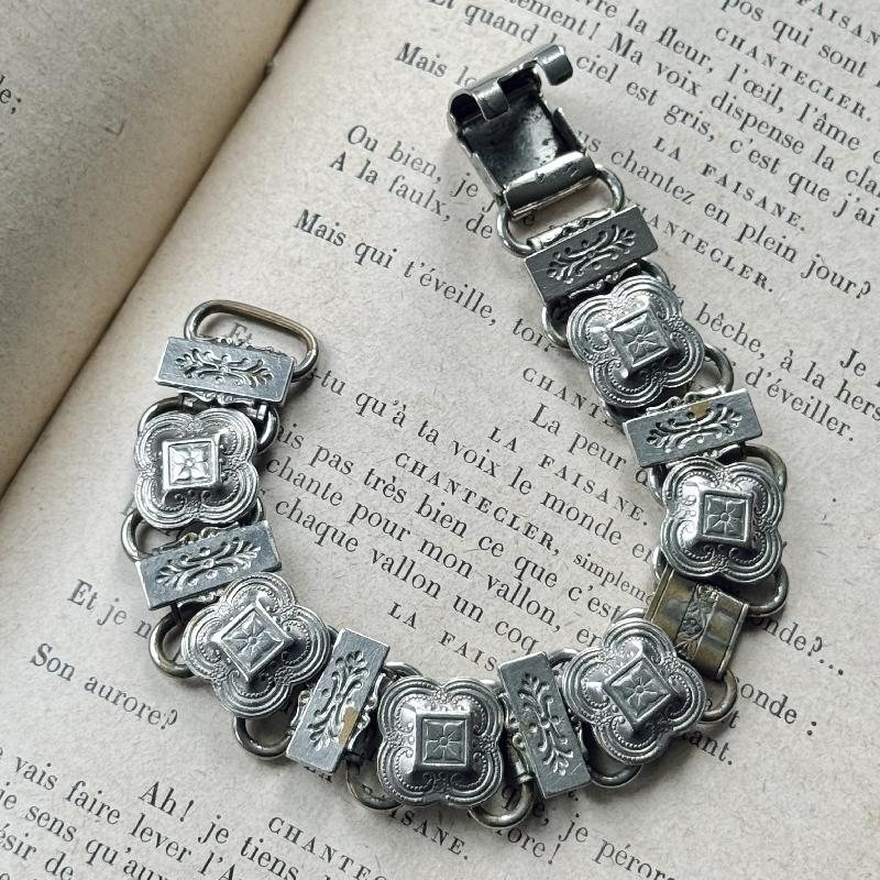 Vintage Mid-Century Engraved Pattern Book Chain Style Silver Tone Bracelet (MT1883)