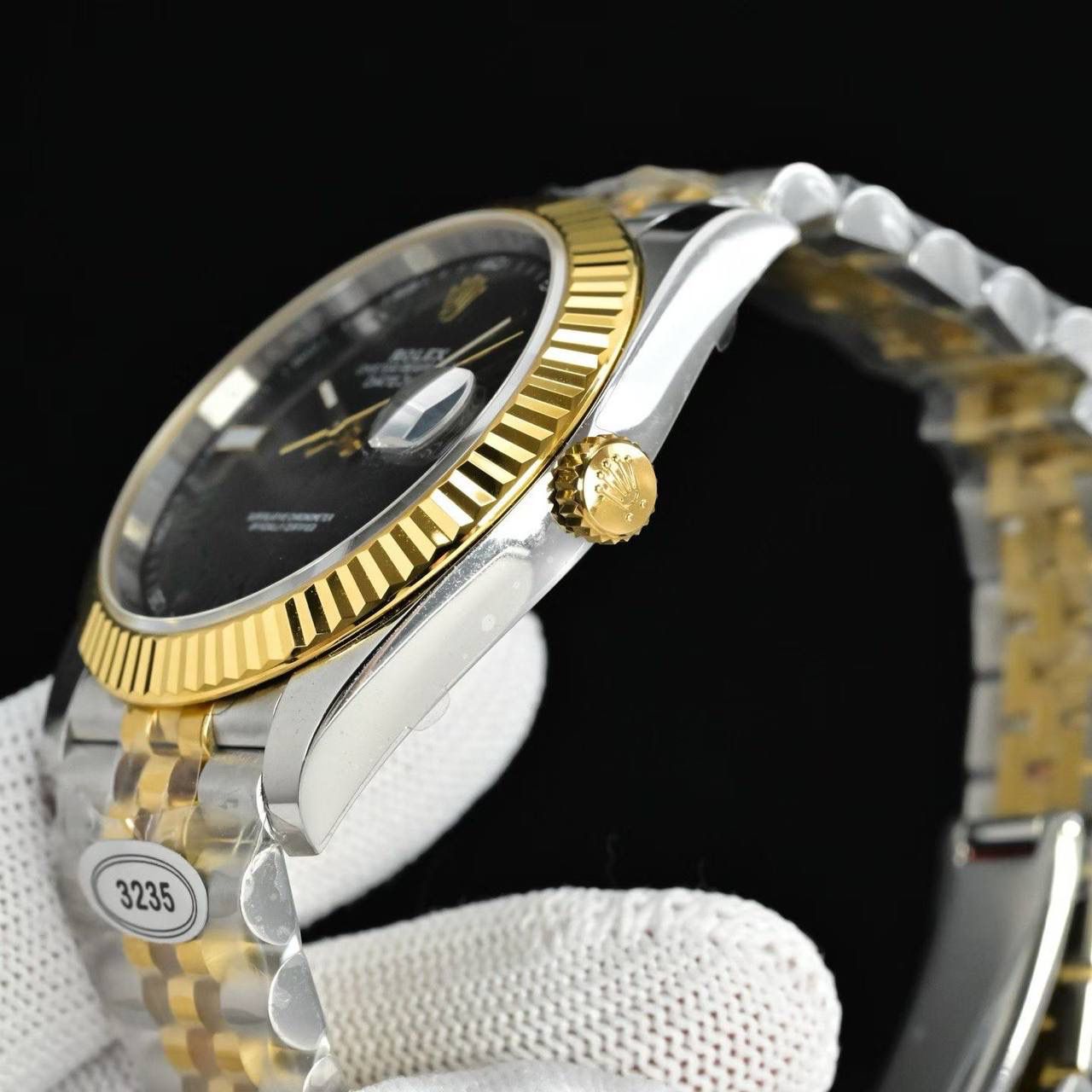 劳力士 ROLEX 日志型41系列 🎮MT2 ①延续市场EW3235机芯，动能储存高达72小时，品质稳定可靠； ②表壳：尺寸厚度几乎与原装一致，厚度仅为11.7（市场版本一眼假）;🎮 ③字面：打磨字钉，顶级瑞士冰蓝色夜光，底纹细腻，颜色对版; ④玻璃：蓝宝石玻璃搭配2.5倍放大镜效果，玻璃通透；🎮