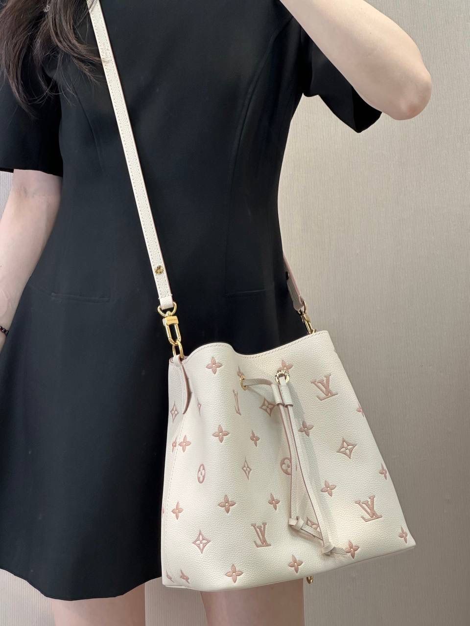 LV Neonoe 水桶包｜本季新款 💕 说到 LV 水桶包，Neonoe 一定是人气王！第一眼就被这个奶油粉打中 💗 不是那种甜腻粉，是带一点灰调的莫兰迪粉， 高级又温柔，春夏背真的很加分～ 黄皮姐妹也完全 OK 👍