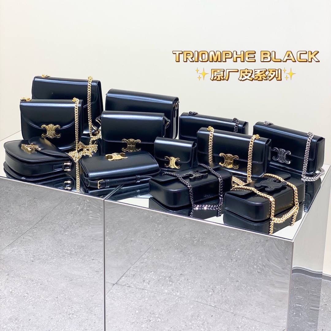 谁能拒绝优雅又时髦的凯旋门呢？最近几年，𝑪𝒆𝒍𝒊𝒏𝒆的𝑻𝒓𝒊𝒐𝒎𝒑𝒉𝒆元素真是超级受欢迎，围绕凯旋门的设计，这两年真是出什么火什么，CELINE真的太会拿捏啦！高级黑搭配凯旋门金扣链条满满的名媛气息👸