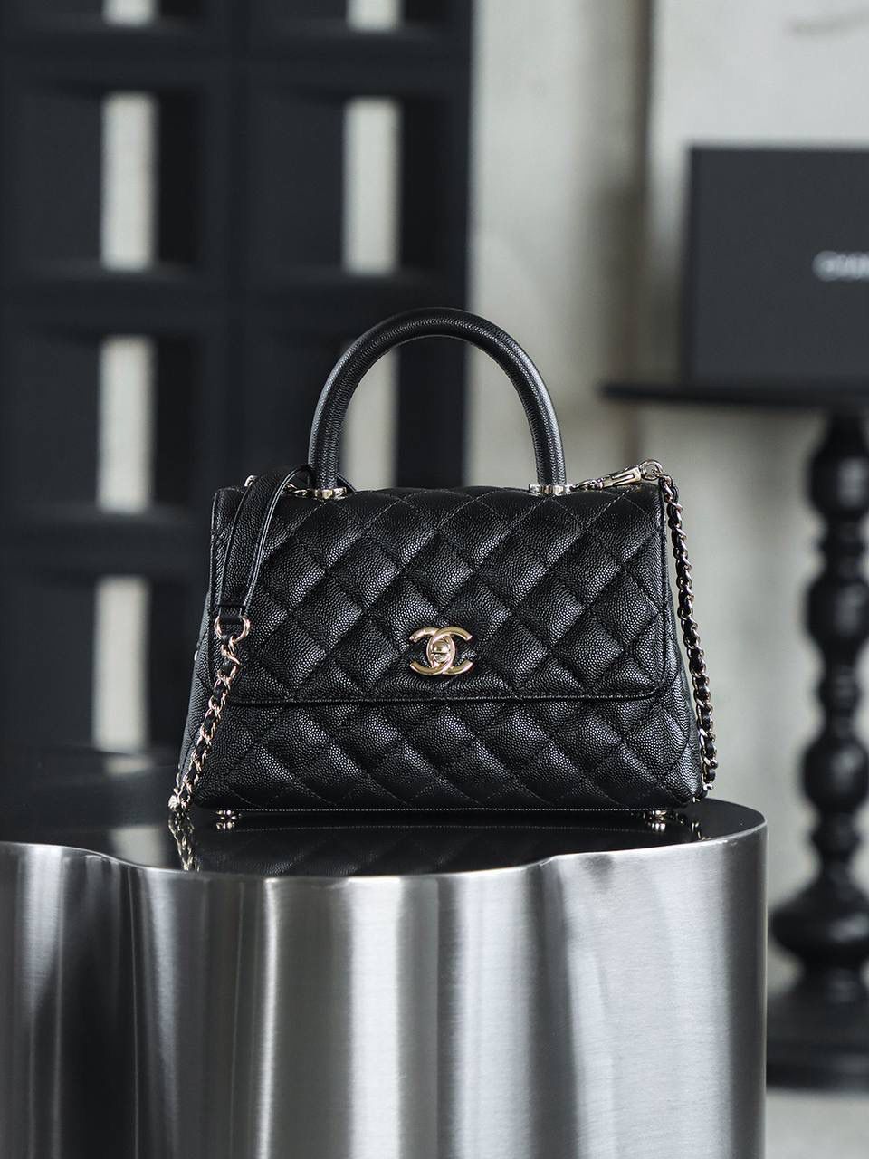 Coco Handle小號鑒定版👜 一包一碼 支持全球鑒定查驗身份證原廠專G Hass皮料過關清單資料可査詢 Coco Handle從1983年誕生到現在，銷量一直穩居榜首。 圓形手柄配上單肩鏈條，是這個包最出彩部分，背在身上優雅，提在手上復古，包多個隔層口袋設計，很人性化！ 五金：全鋼淺金扣 皮料：Hass原廠小球牛皮 尺寸：14*24*10cm