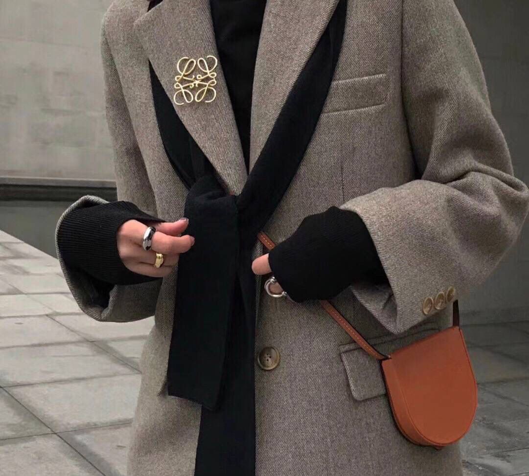 👑人气单品: LOE饰品胸针👑💏【金色/银色】 ❤️纯黄铜，真空电镀18K真金，纯德国进口设备铸造，精湛的手工艺，顶级还原。👌🏻 ❤️尺寸约5.1*4.7*0.15cm