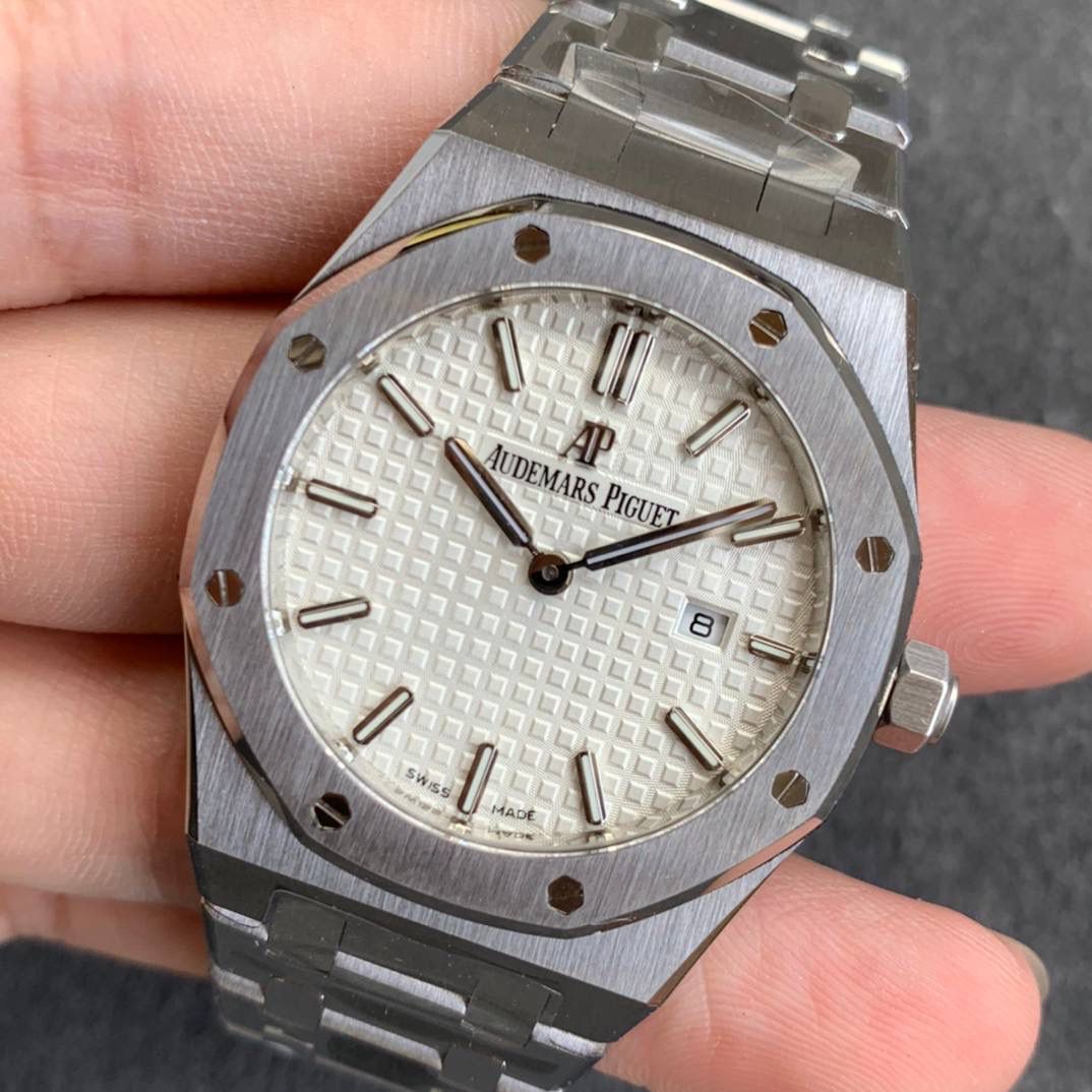 🚀连专柜都很难买的AP女款到货啦！皇家橡树系列中的女士腕表，其官方型号为67651ST.ZZ.1261ST.01，皇家 橡树系列独有的八角形外观还拥有a p独特的设计风格也将女士优雅风格融入其中，深受女士们的爱戴，即使只有33毫米的小尺寸，也将爱，，彼独有的纯净美感与刚毅线条展现的淋漓尽致。 而镶满钻石的表圈也为佩戴的女士增添了更多的柔美。搭载瑞士石英机芯、拥有实用的日历显示功能‼️