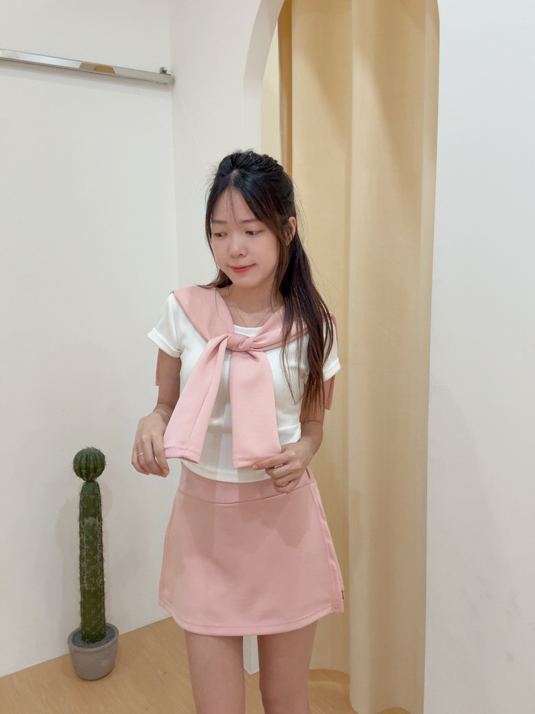 韩系披肩卷边上衣+侧开叉半身短裙 R2910